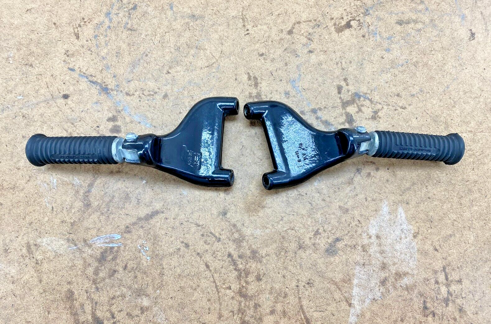2005 HARLEY SPORTSTER XLC Passenger Foot Pegs Pedal Mounting Bracket