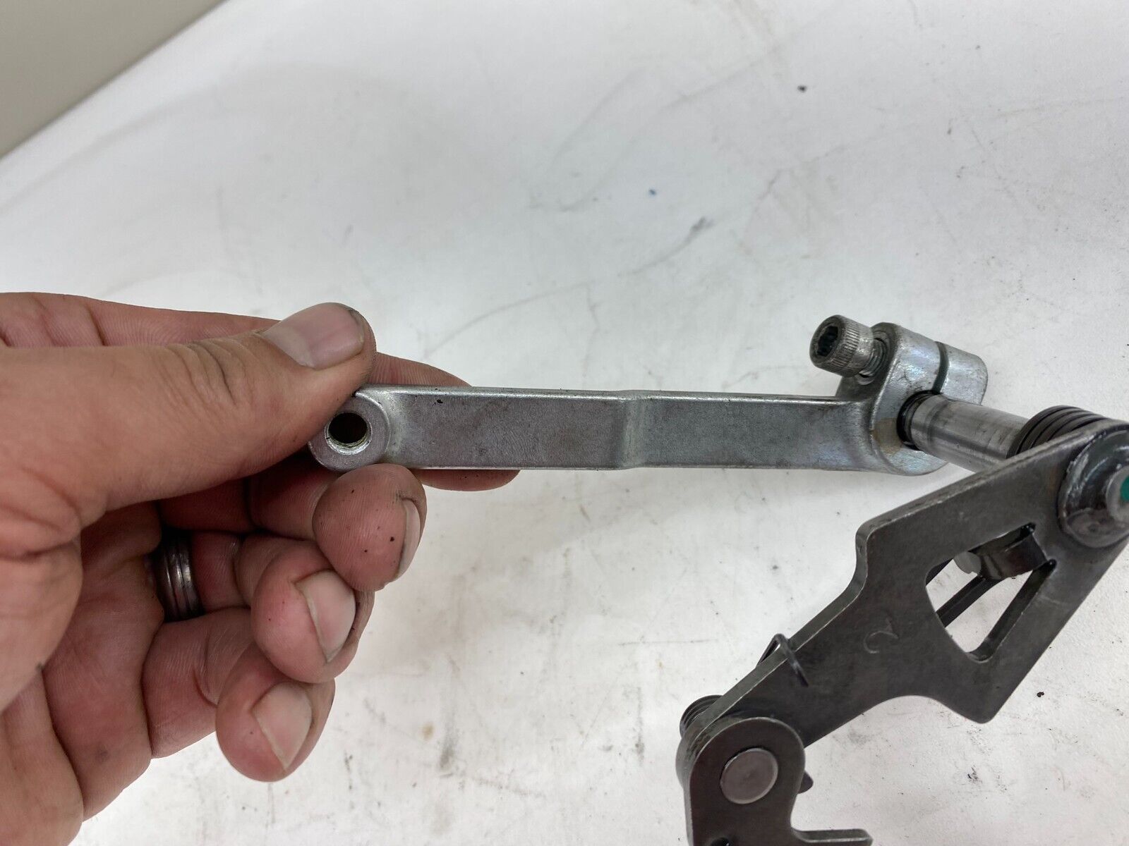 06-17 Harley Davidson Dyna Street Bob Transmission Shift Linkage Rocker Catch