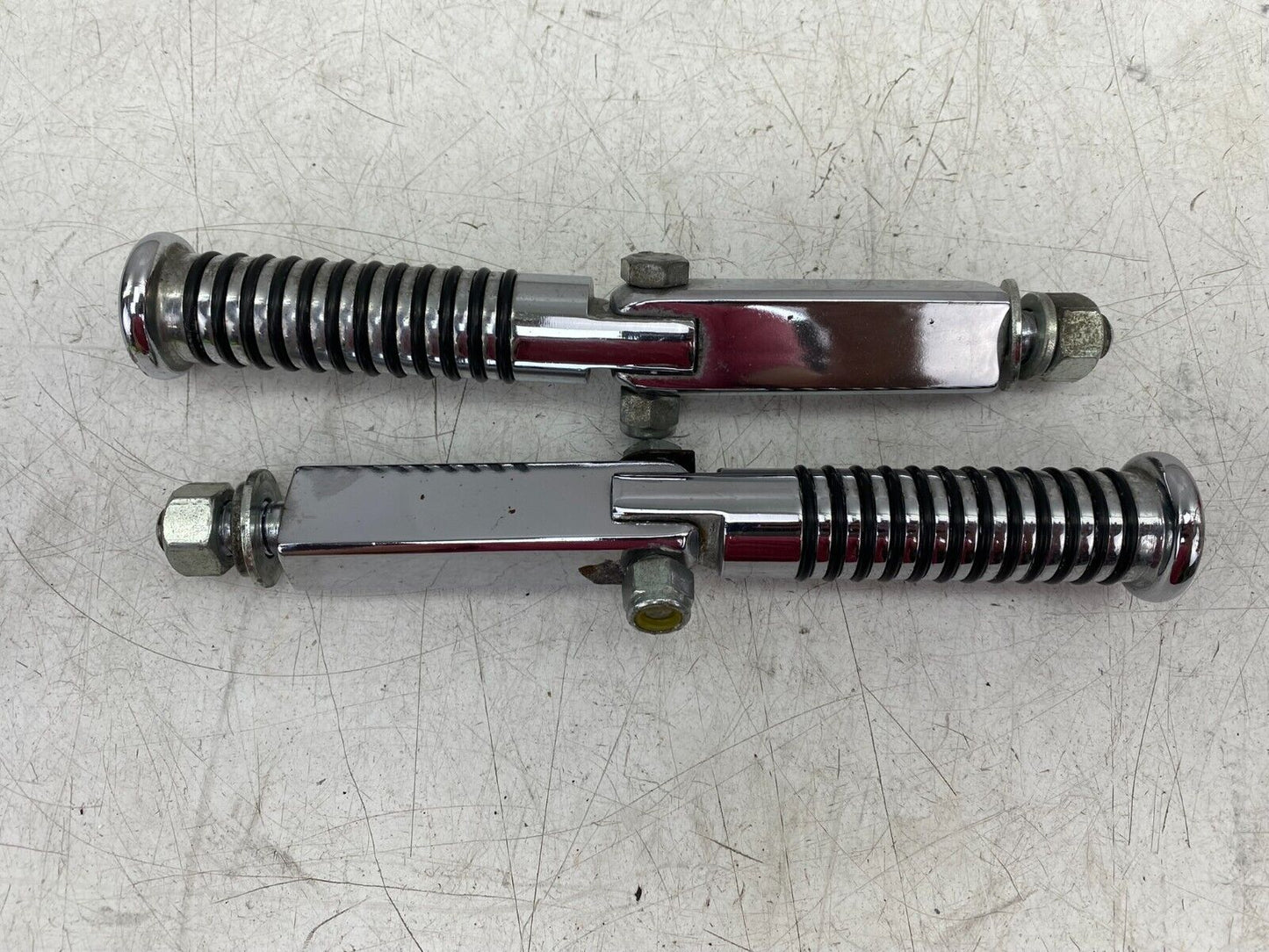 1998 HARLEY DAVIDSON DYNA CHROME HIGHWAY BAR PEGS & MOUNTING BRACKET