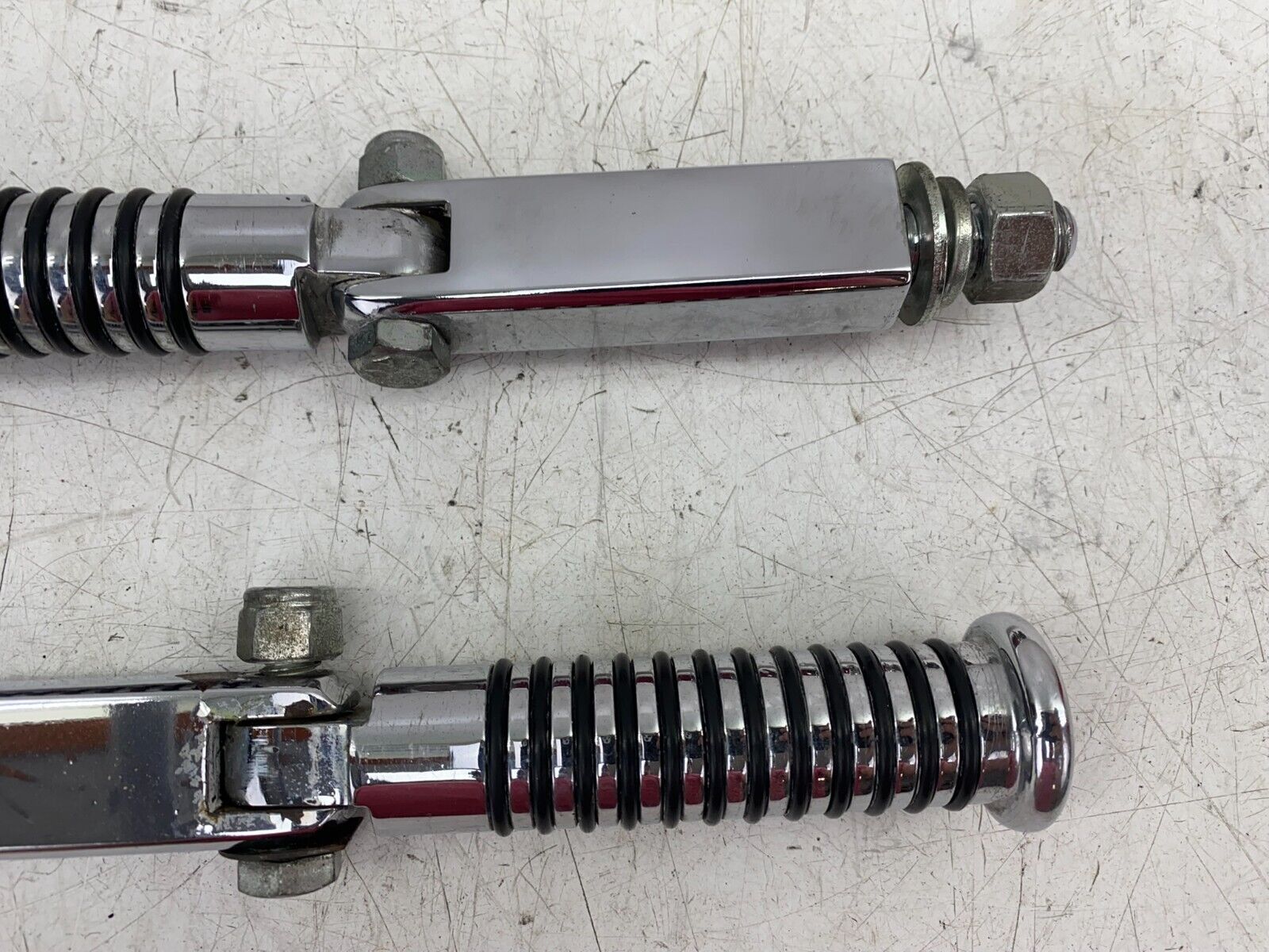 1998 HARLEY DAVIDSON DYNA CHROME HIGHWAY BAR PEGS & MOUNTING BRACKET