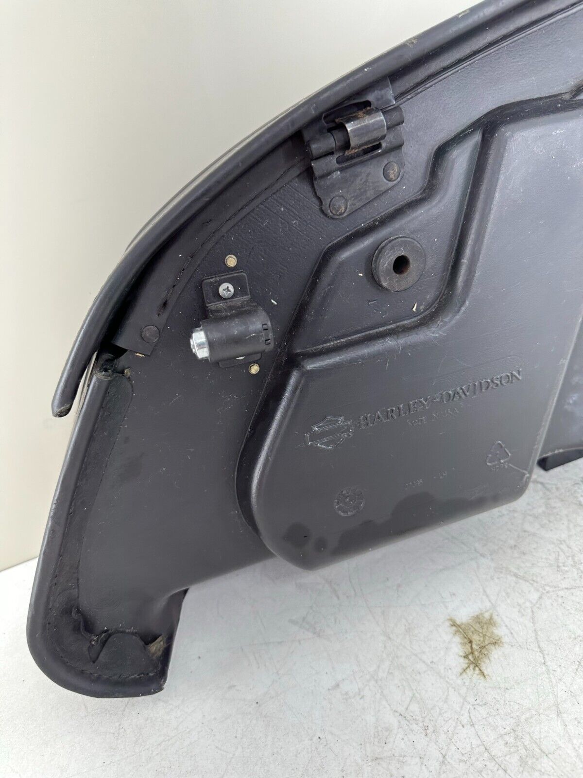 2005 HARLEY FLH ROADKING OEM HD Left Leather Hard Saddlebag w/ Lock & Hinges