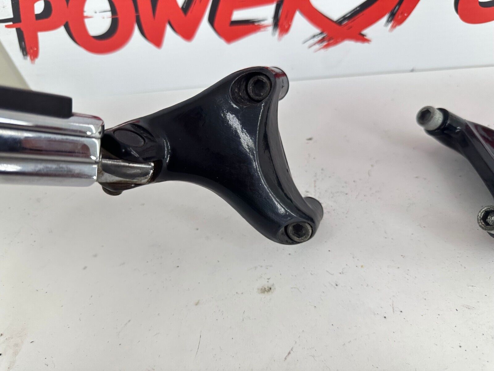 2007 HARLEY SPORTSTER CUSTOM Passenger Footpegs + Mounting Bracket
