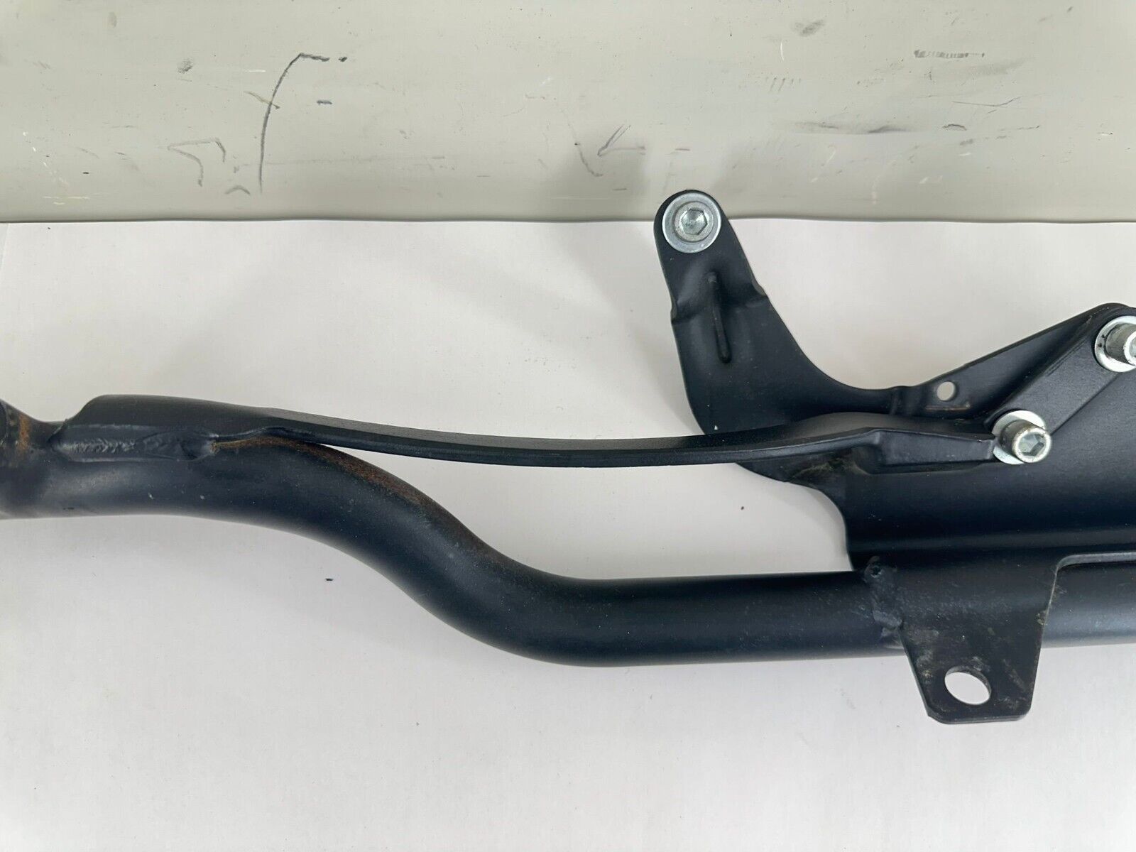 2012 HARLEY SPORTSTER CUSTOM Exhaust Muffler Hanger Cross Over Mount