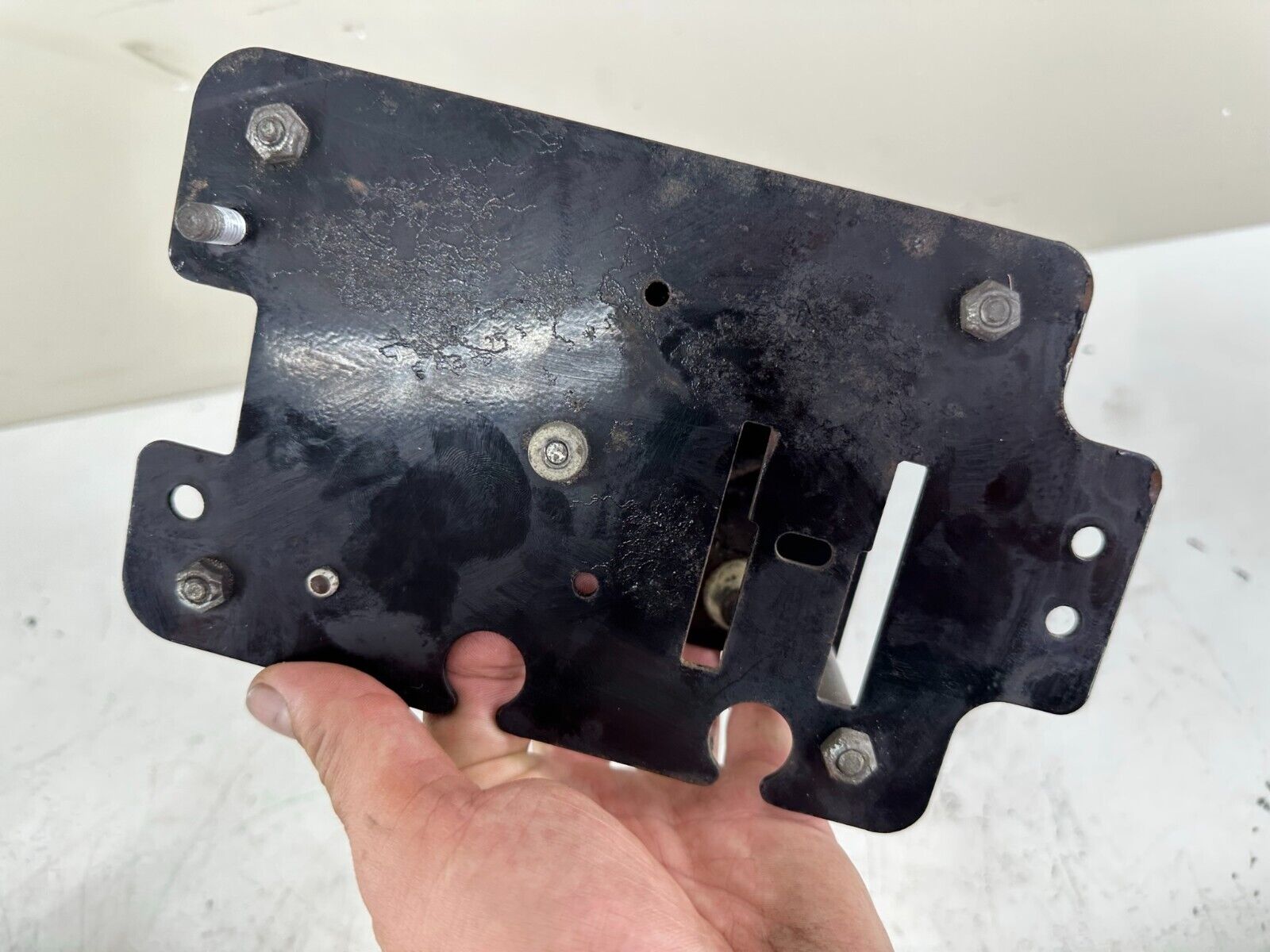 2000 HARLEY DAVIDSON DYNA LEFT SIDE FUSE BOX BLOCK FRAME HOUSING