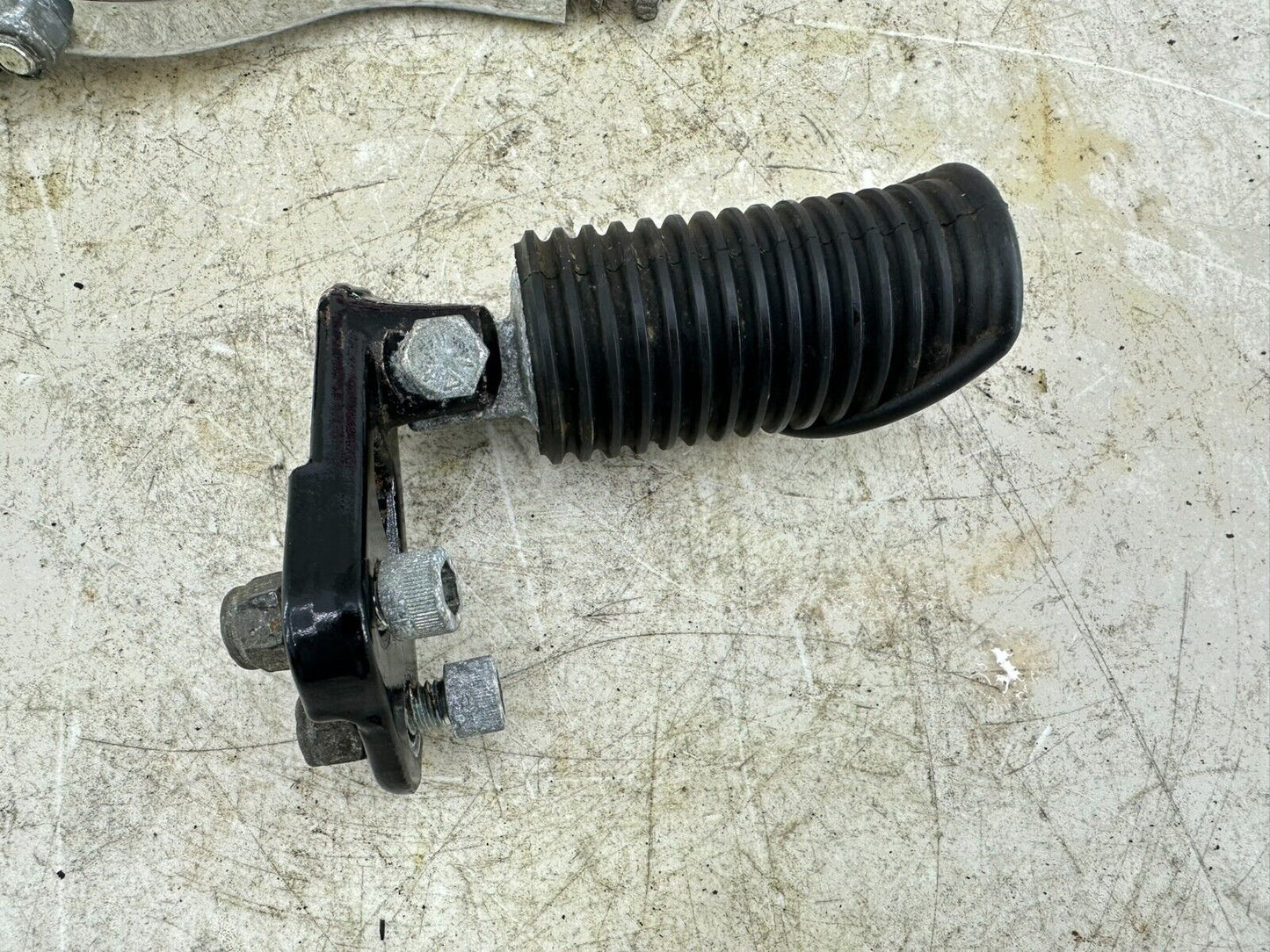 1997 HARLEY DYNA OEM HD Passenger Footpegs + Mounting Hardware Bracket