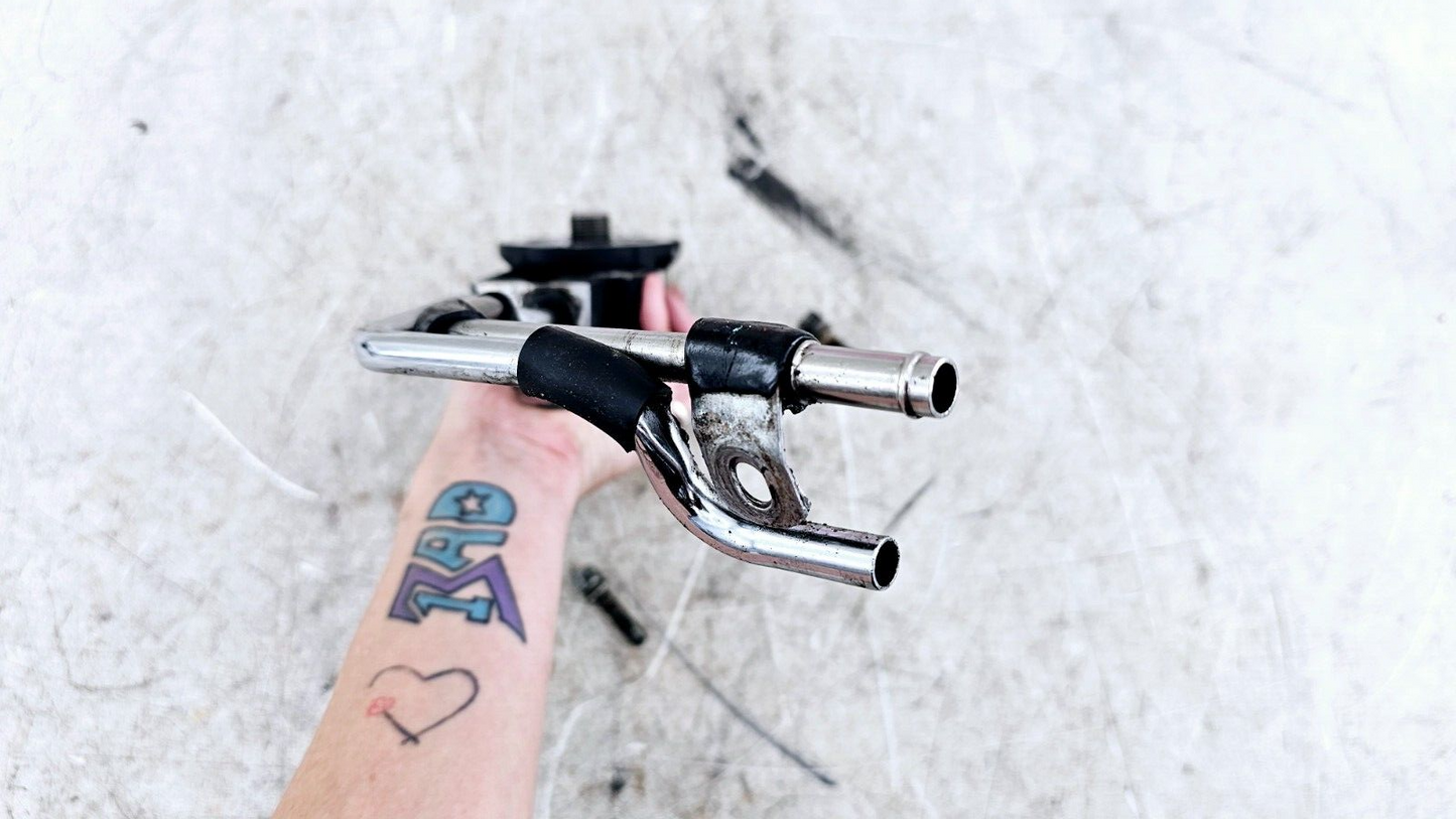 1995 HARLEY DYNA CONVERTIBLE Oil Filter Housing Mounting Bracket + Hard Lines