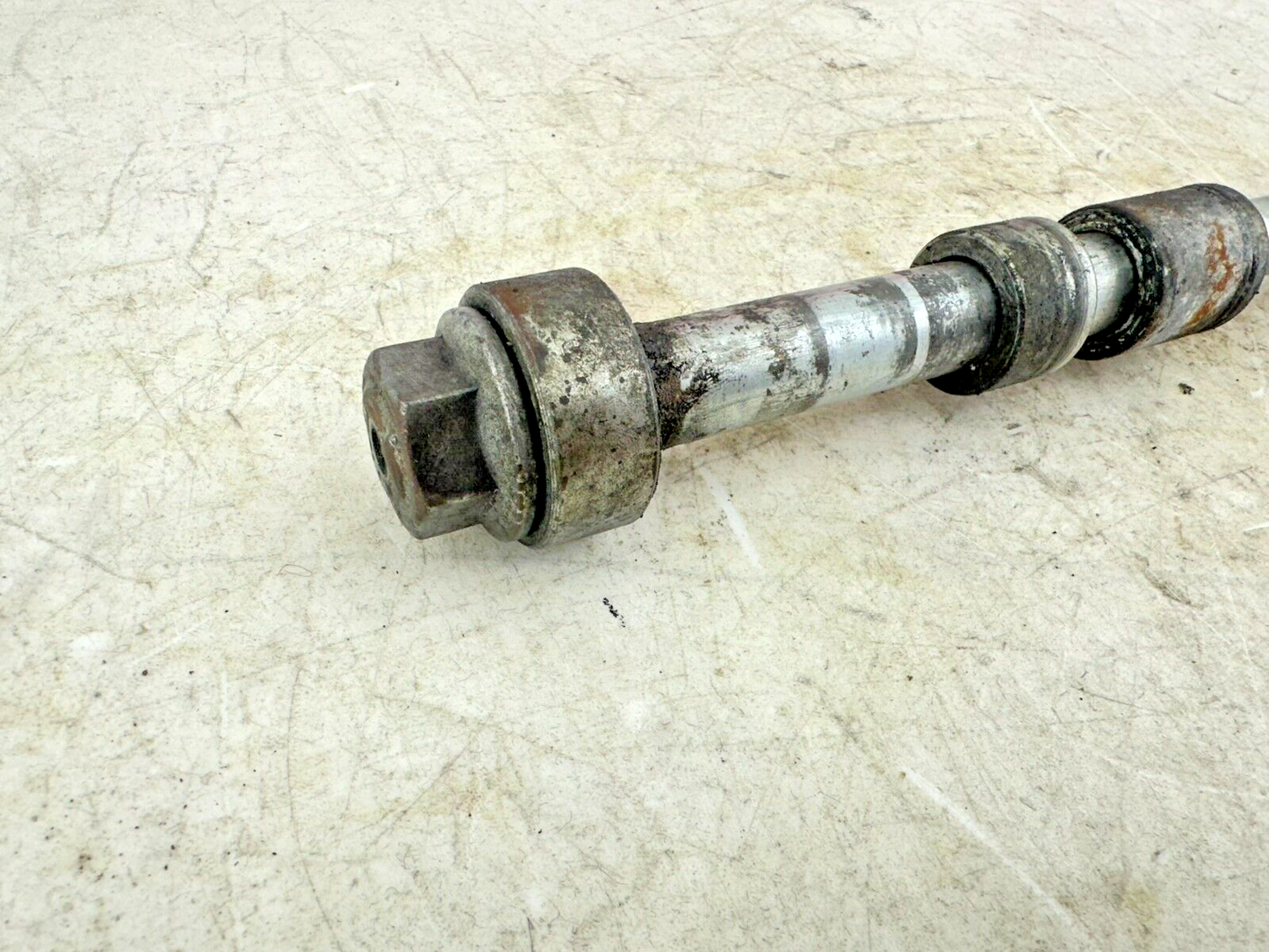 1999 HARLEY SOFTAIL OEM HD genuine Swingarm Rear Axle + Spacers