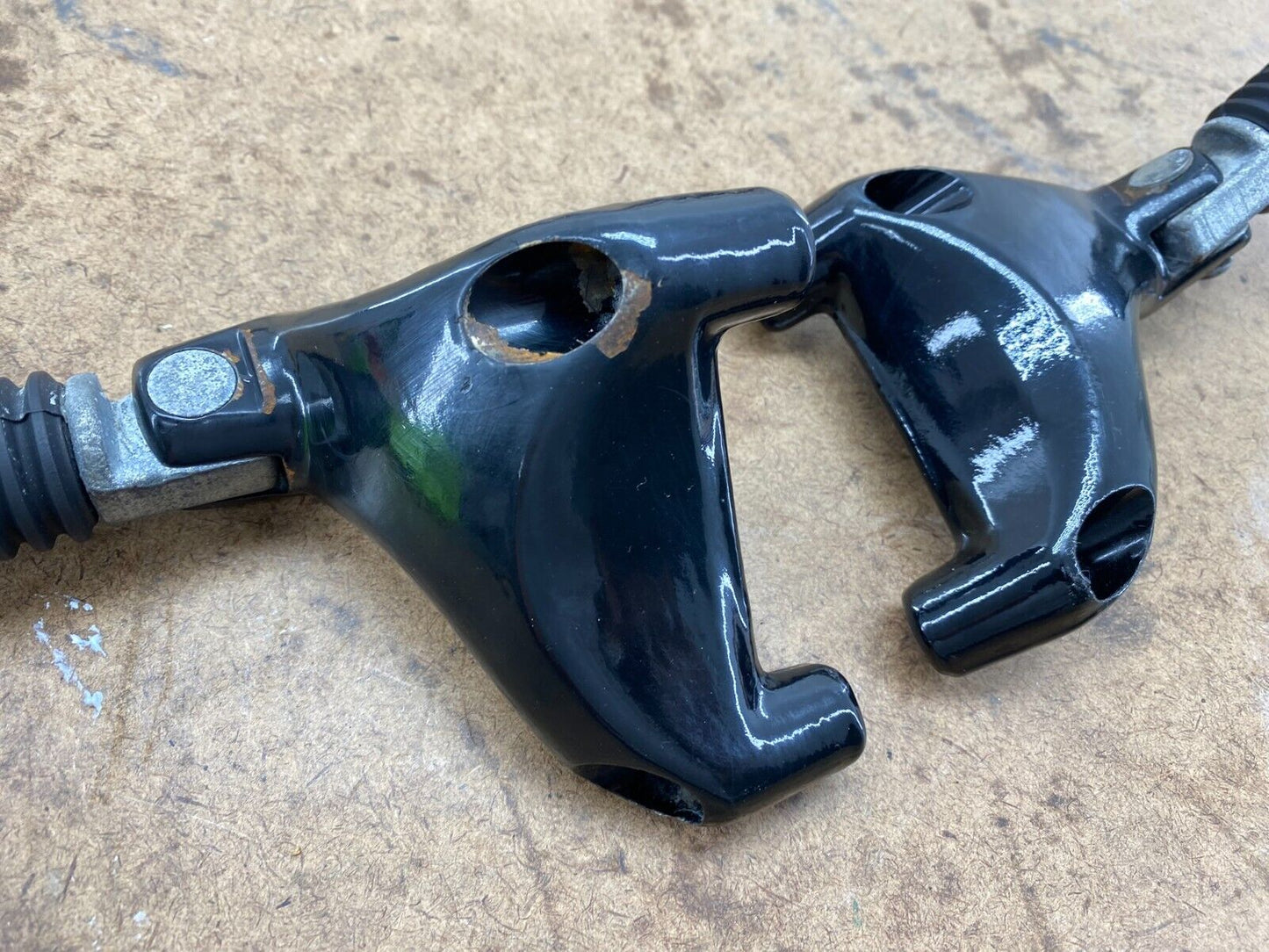 2005 HARLEY SPORTSTER XLC Passenger Foot Pegs Pedal Mounting Bracket