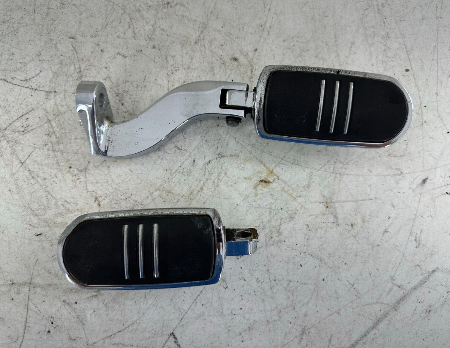 2005 HARLEY FLH ROADKING Passenger Foot Pegs And Mounting Bracket