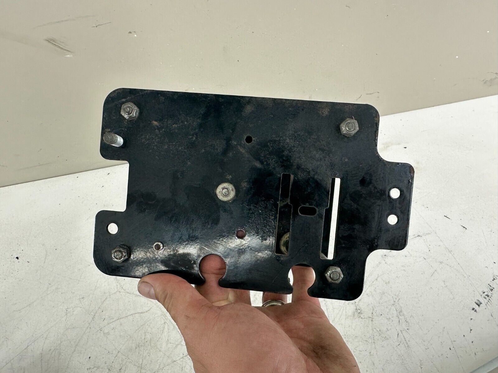 2000 HARLEY DAVIDSON DYNA LEFT SIDE FUSE BOX BLOCK FRAME HOUSING