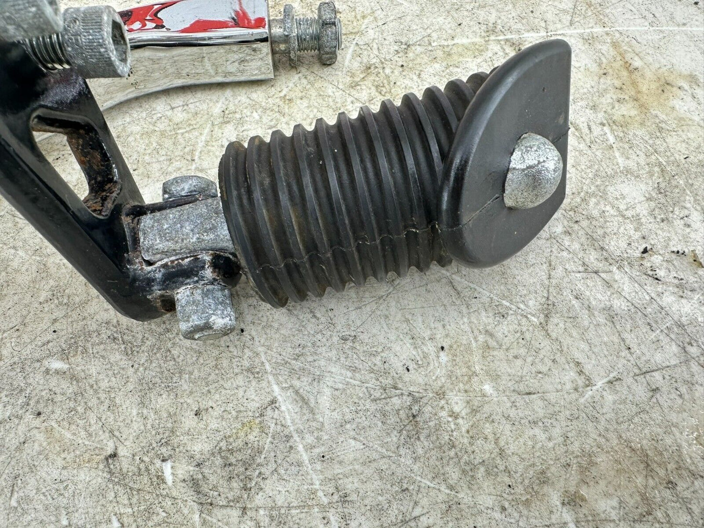 1997 HARLEY DYNA OEM HD Passenger Footpegs + Mounting Hardware Bracket