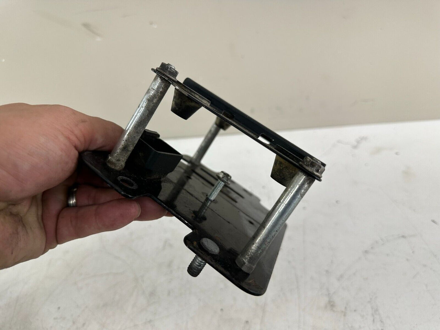 2000 HARLEY DAVIDSON DYNA LEFT SIDE FUSE BOX BLOCK FRAME HOUSING