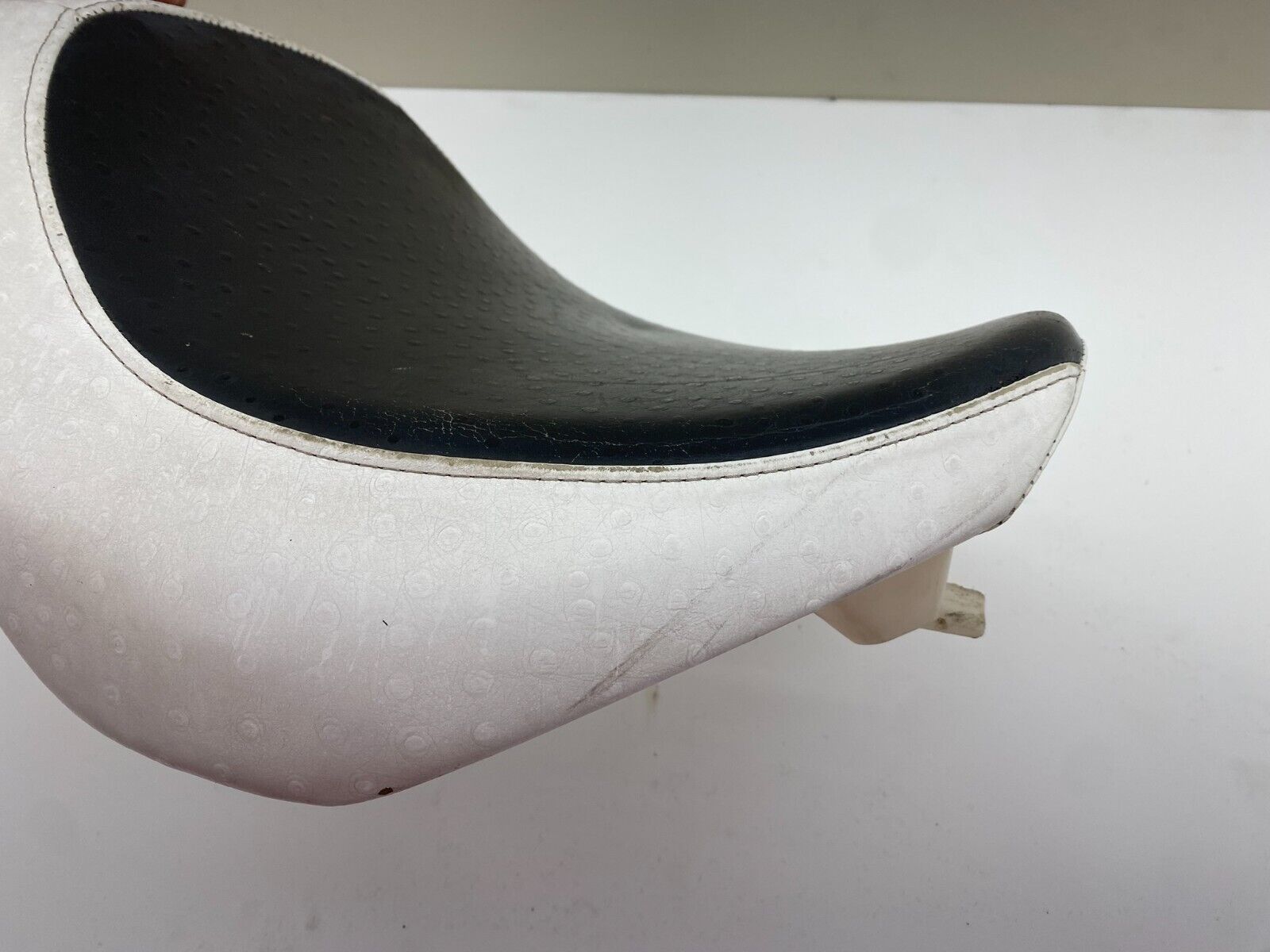 06-17 SUZUKI BOULEVARD M109R VZR1800 Front Drivers Seat Saddle White Black
