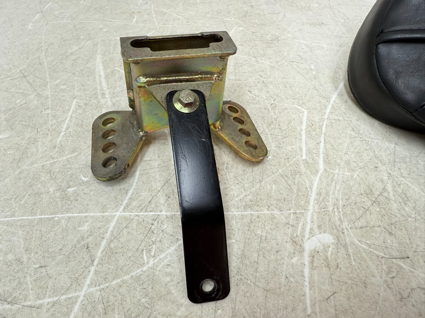 2003 HARLEY ELECTRA GLIDE Driver Backrest Cushion Pad Mounting Bracket Dock