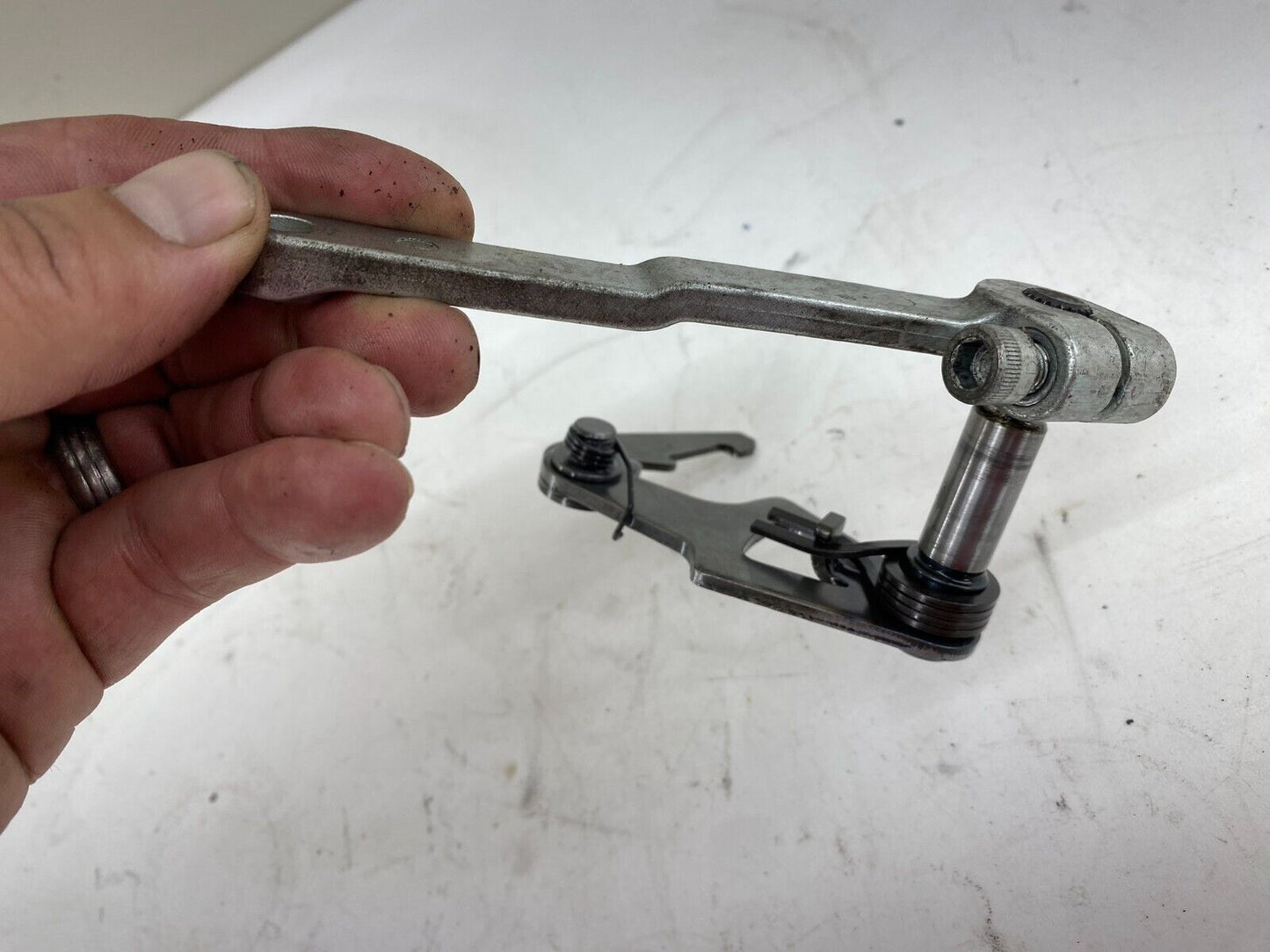 06-17 Harley Davidson Dyna Street Bob Transmission Shift Linkage Rocker Catch