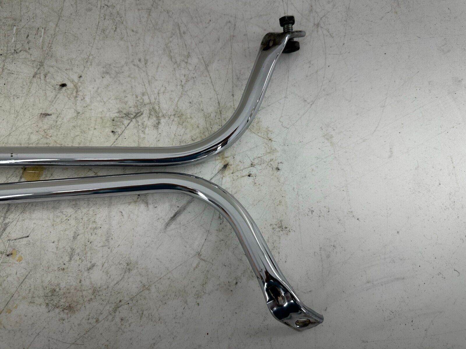2005 HARLEY FLH ROADKING Saddlebag Lower Chrome Trim Exhaust Mounting Bracket