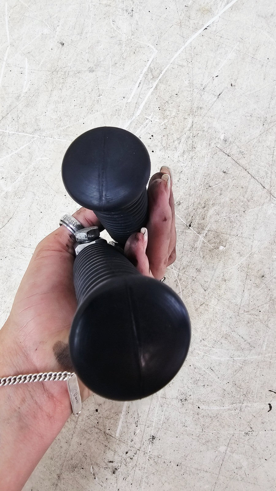 2002 HARLEY SOFTAIL Passenger Footpeg Footrest Mount Bracket