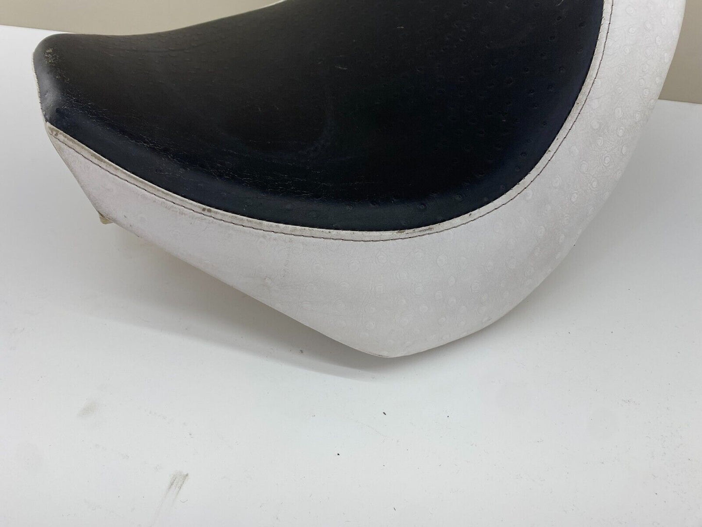 06-17 SUZUKI BOULEVARD M109R VZR1800 Front Drivers Seat Saddle White Black