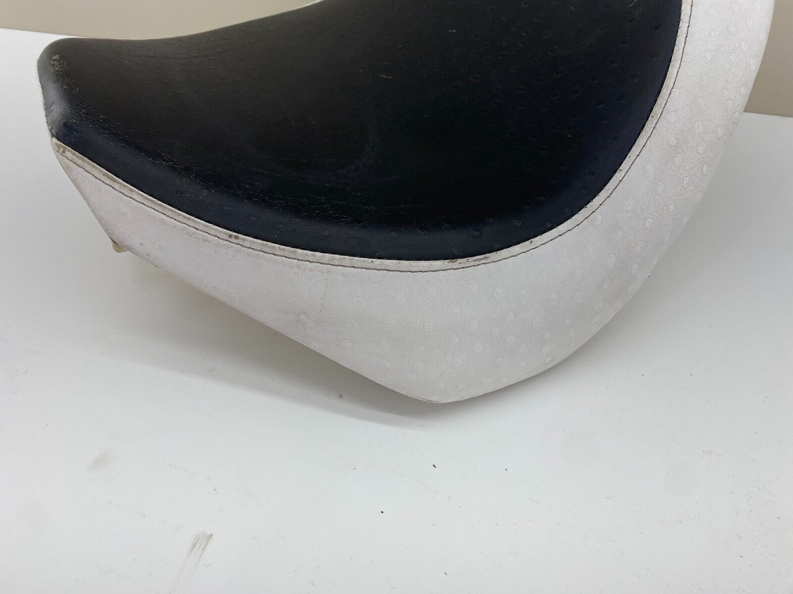 06-17 SUZUKI BOULEVARD M109R VZR1800 Front Drivers Seat Saddle White Black
