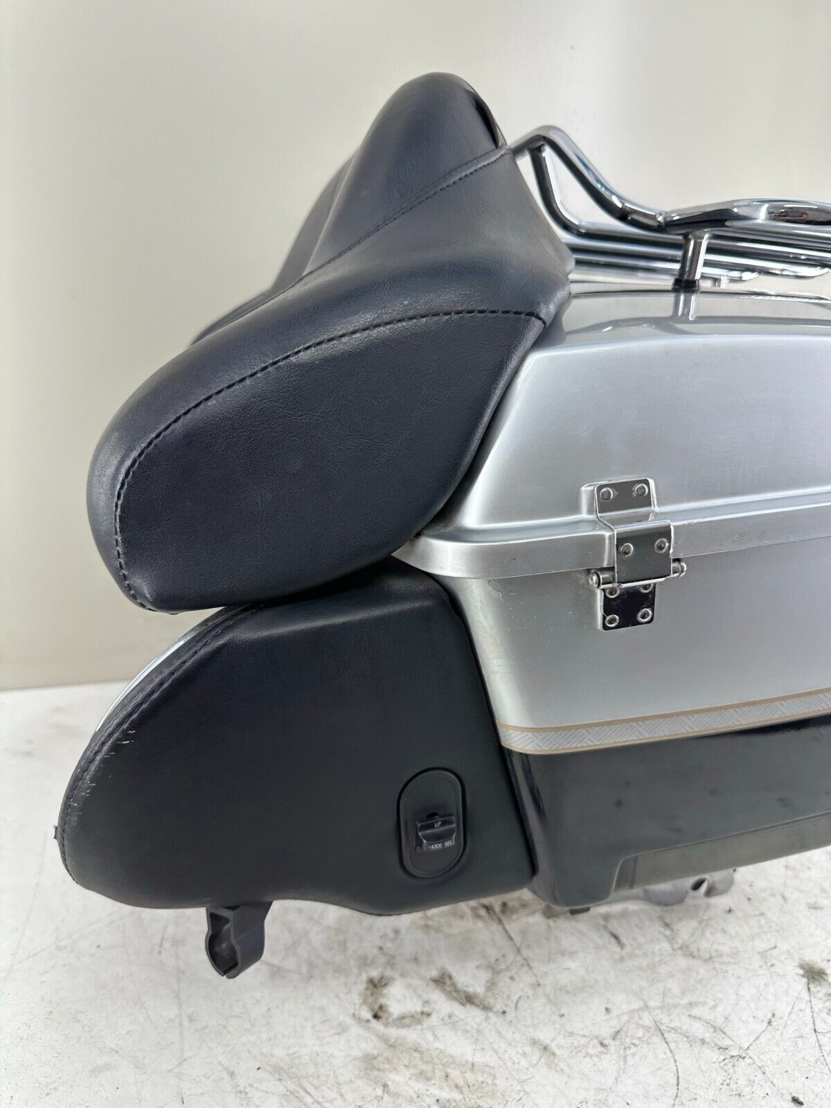 2003 HARLEY FLH ELECTRA GLIDE Tour Pack Pac Trunk Quick Release 100 Anniversary