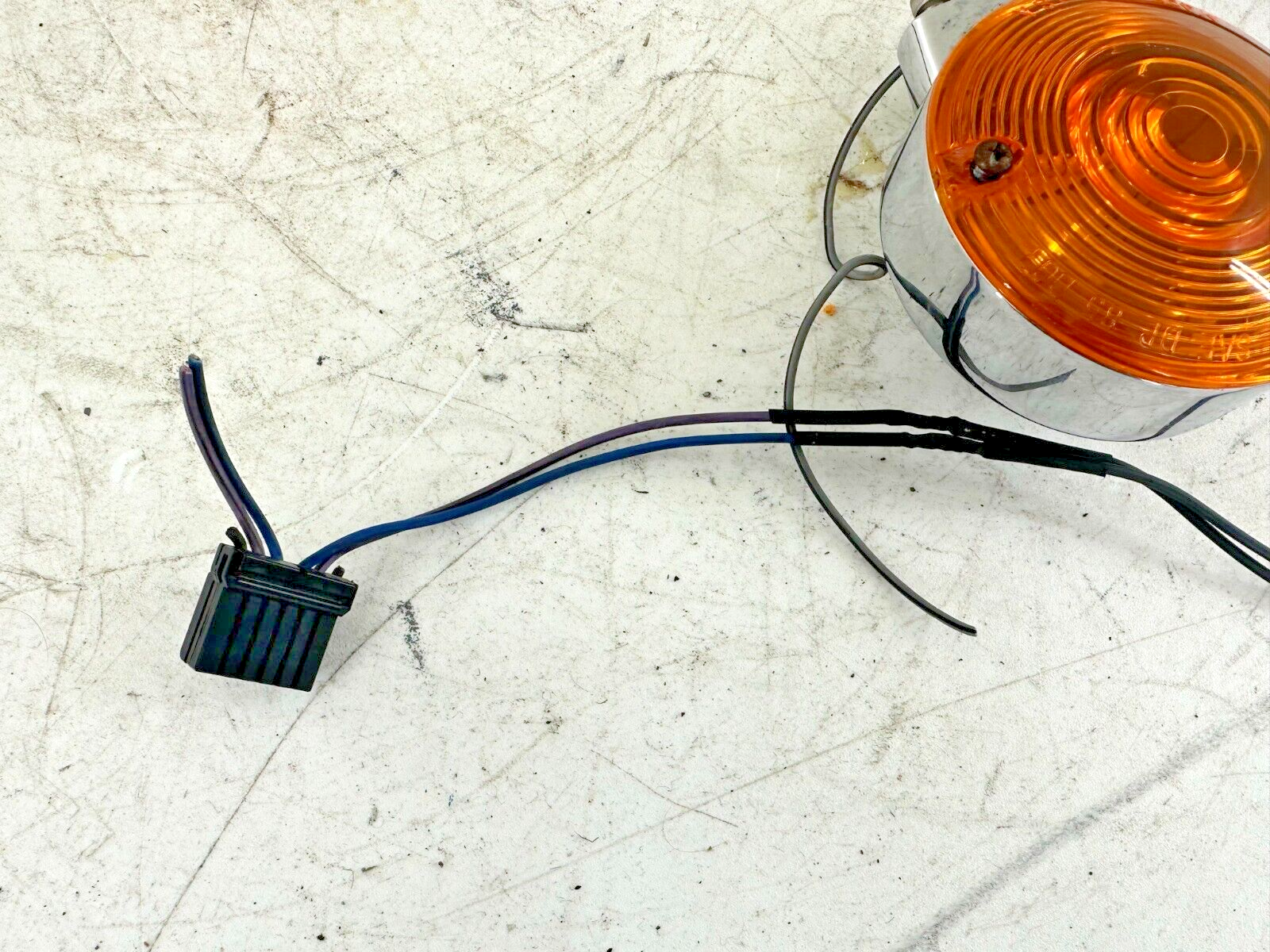 2005 HARLEY FLH ROADKING Front Turn Signal Indicator Light Housing Lens Bulb