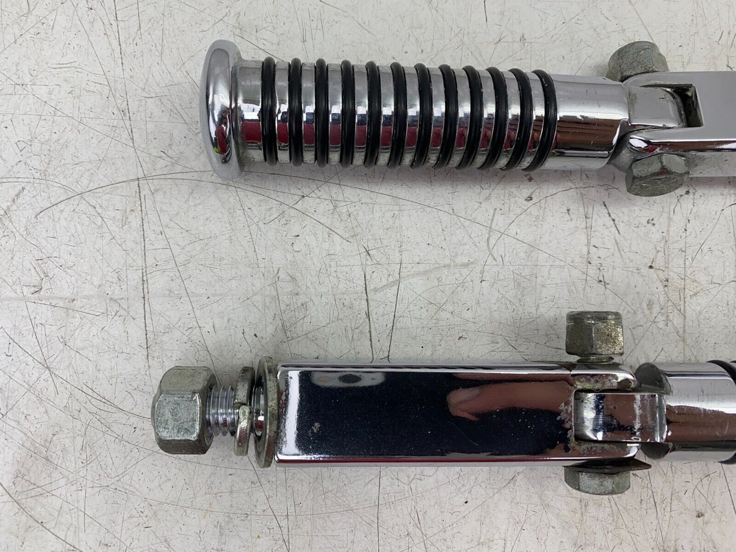 1998 HARLEY DAVIDSON DYNA CHROME HIGHWAY BAR PEGS & MOUNTING BRACKET