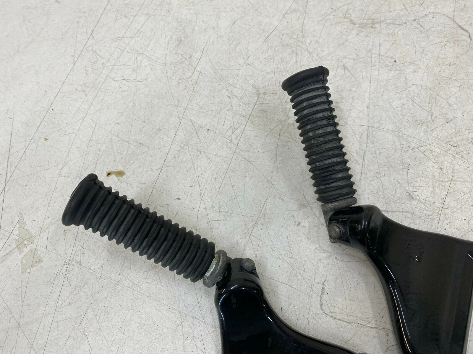 2006 HARLEY DAVIDSON SPORTSTER Passenger Foot Pegs w/ Mounting Brackets