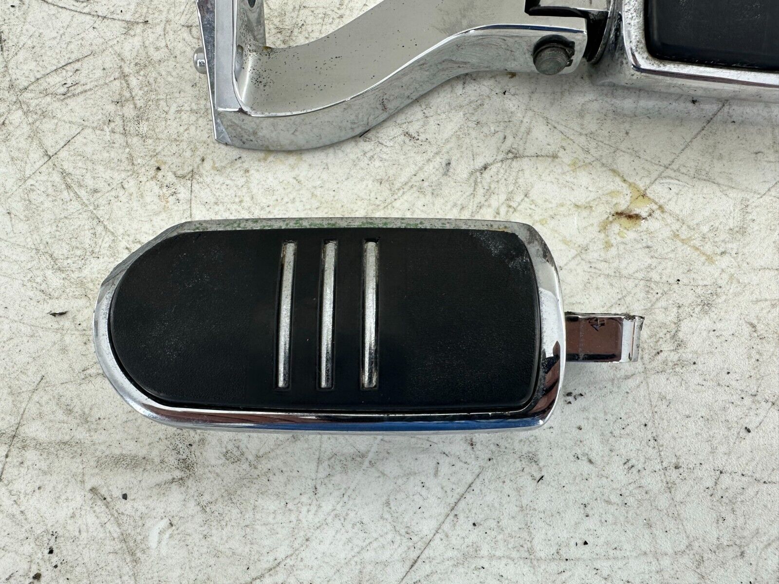 2005 HARLEY FLH ROADKING Passenger Foot Pegs And Mounting Bracket