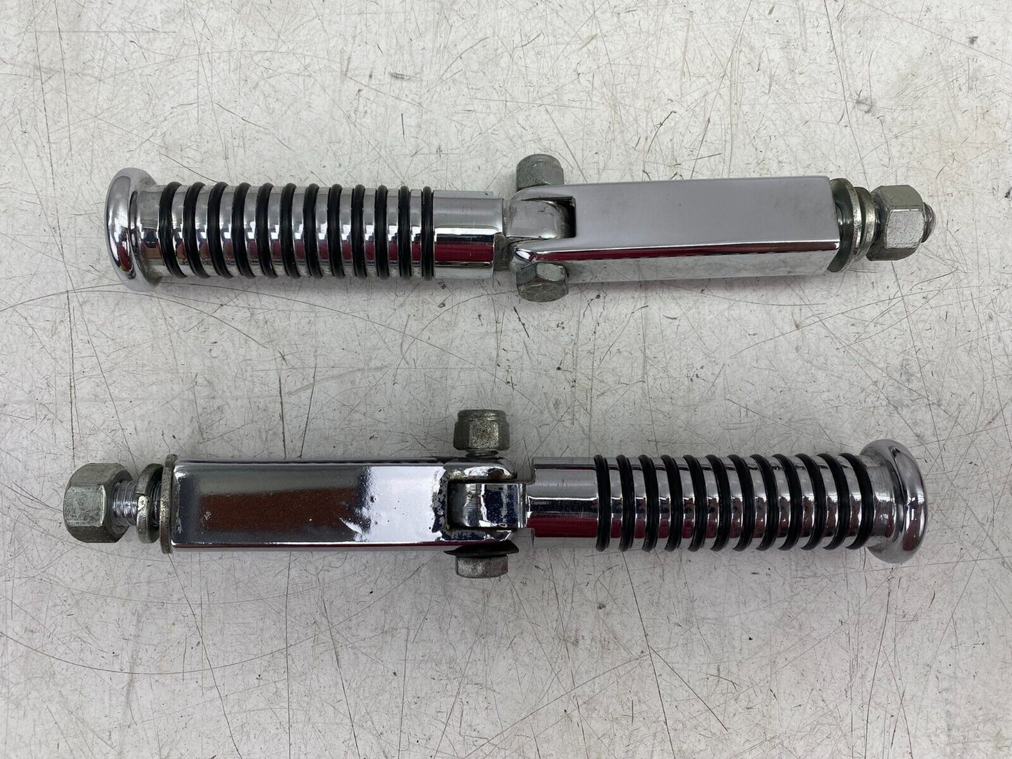 1998 HARLEY DAVIDSON DYNA CHROME HIGHWAY BAR PEGS & MOUNTING BRACKET