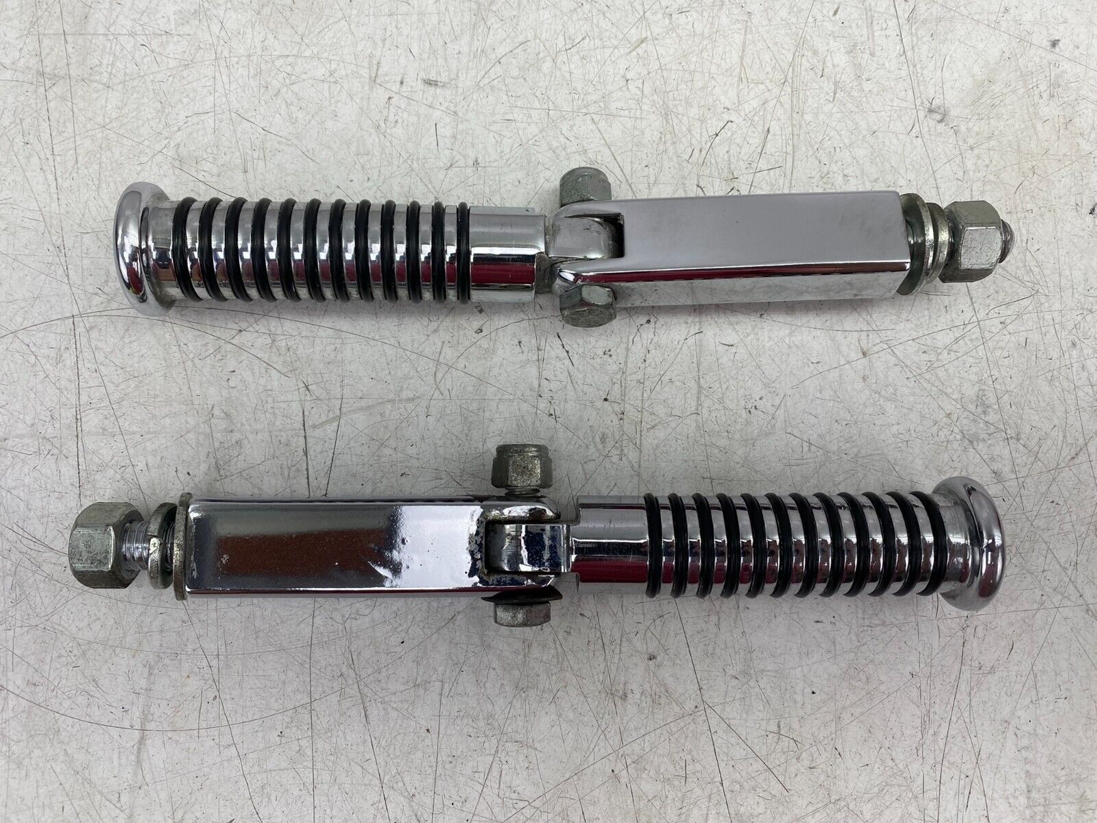 1998 HARLEY DAVIDSON DYNA CHROME HIGHWAY BAR PEGS & MOUNTING BRACKET