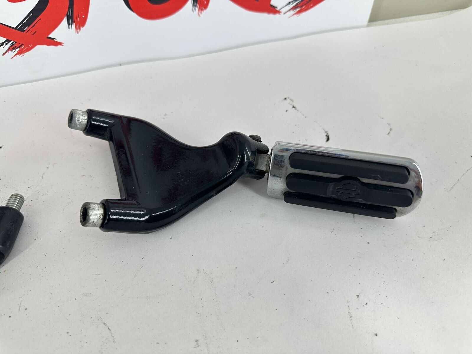 2007 HARLEY SPORTSTER CUSTOM Passenger Footpegs + Mounting Bracket