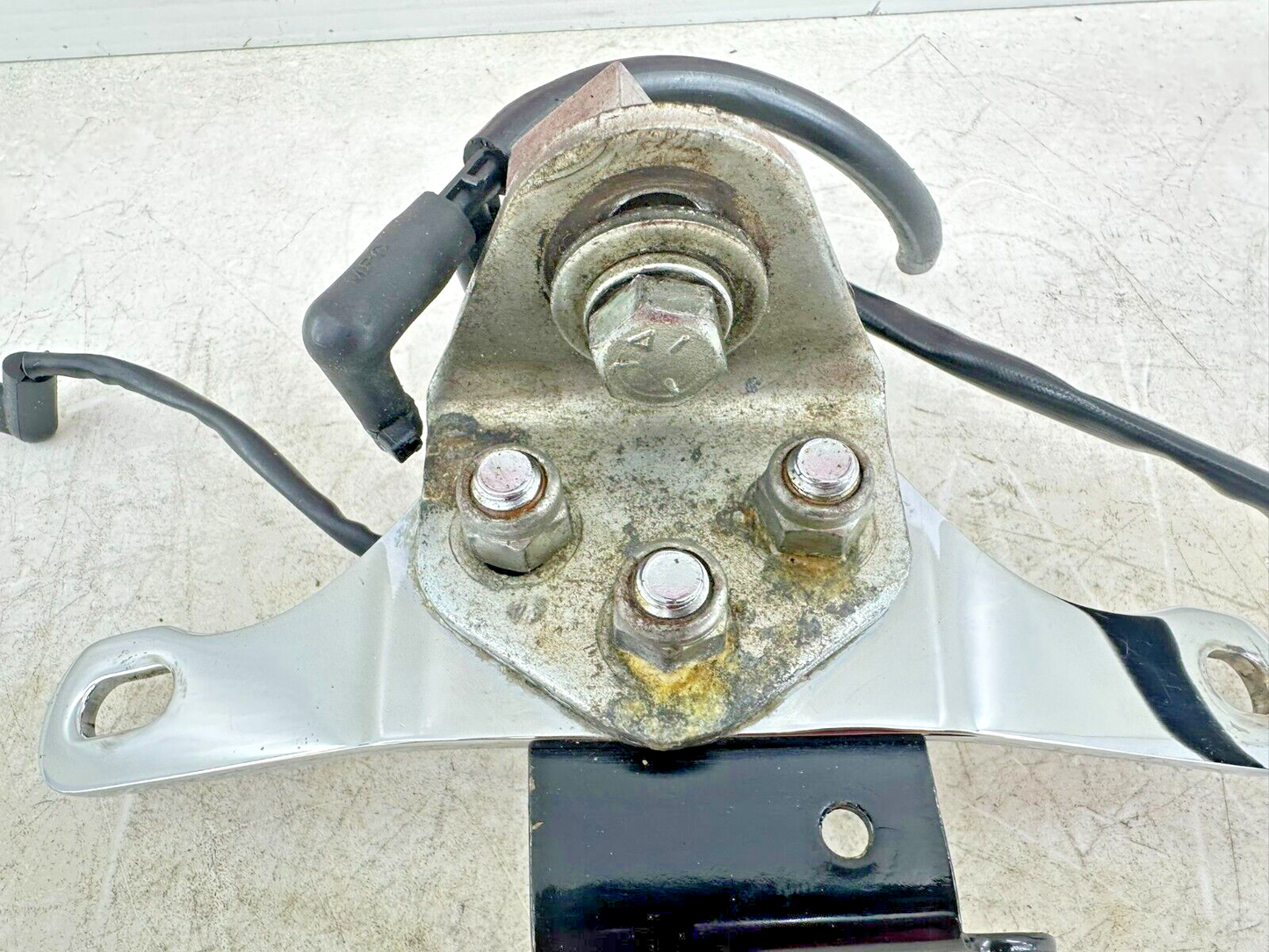 1999 HARLEY SOFTAIL OEM HD Upper Left Motor Mount + Horn Bracket