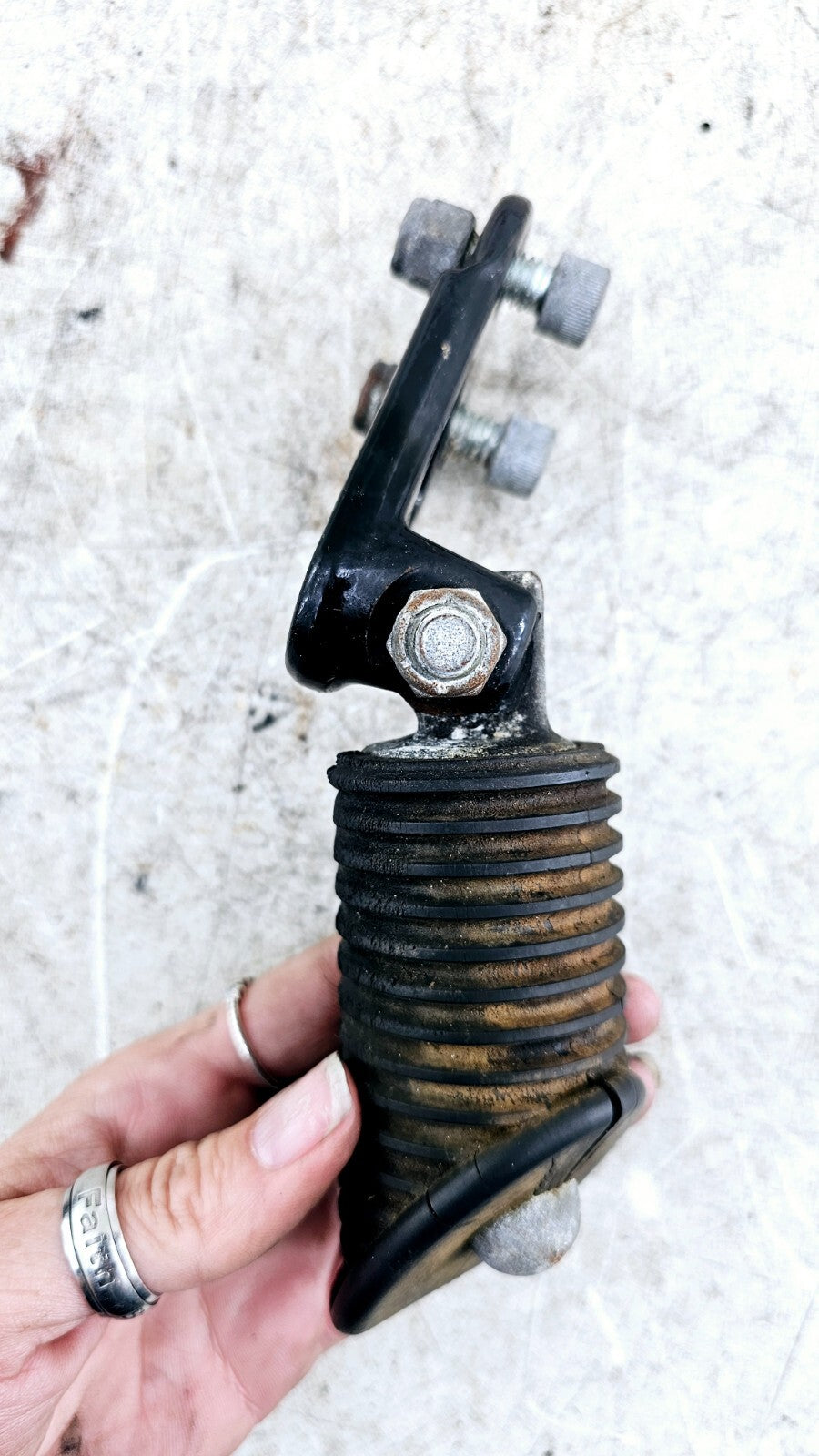 1995 HARLEY DYNA CONVERTIBLE Passenger Foot Peg Mounting Bracket