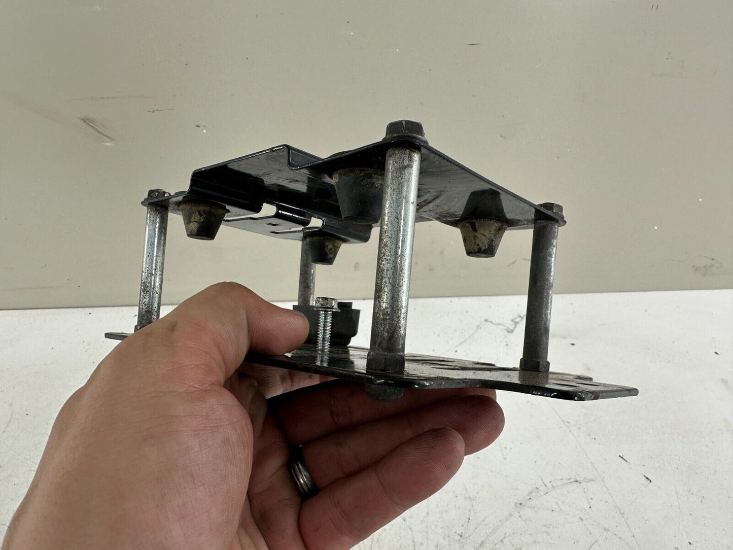 2000 HARLEY DAVIDSON DYNA LEFT SIDE FUSE BOX BLOCK FRAME HOUSING