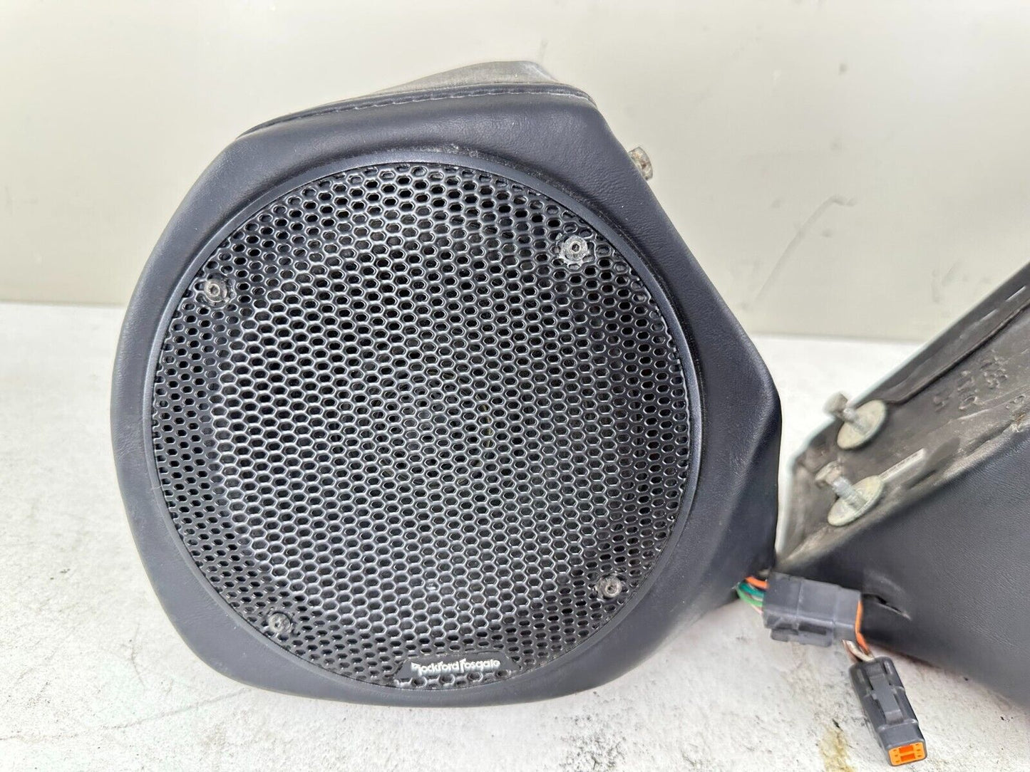 2004 HARLEY ELECTRA GLIDE Rockford Fosgate Passenger Rear Speakers & Box