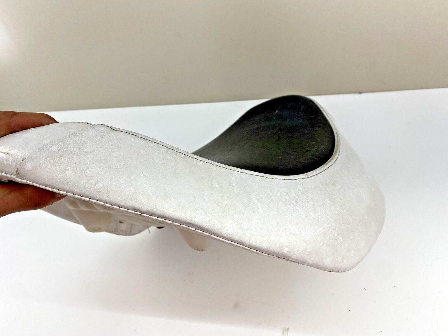 06-17 SUZUKI BOULEVARD M109R VZR1800 Front Drivers Seat Saddle White Black