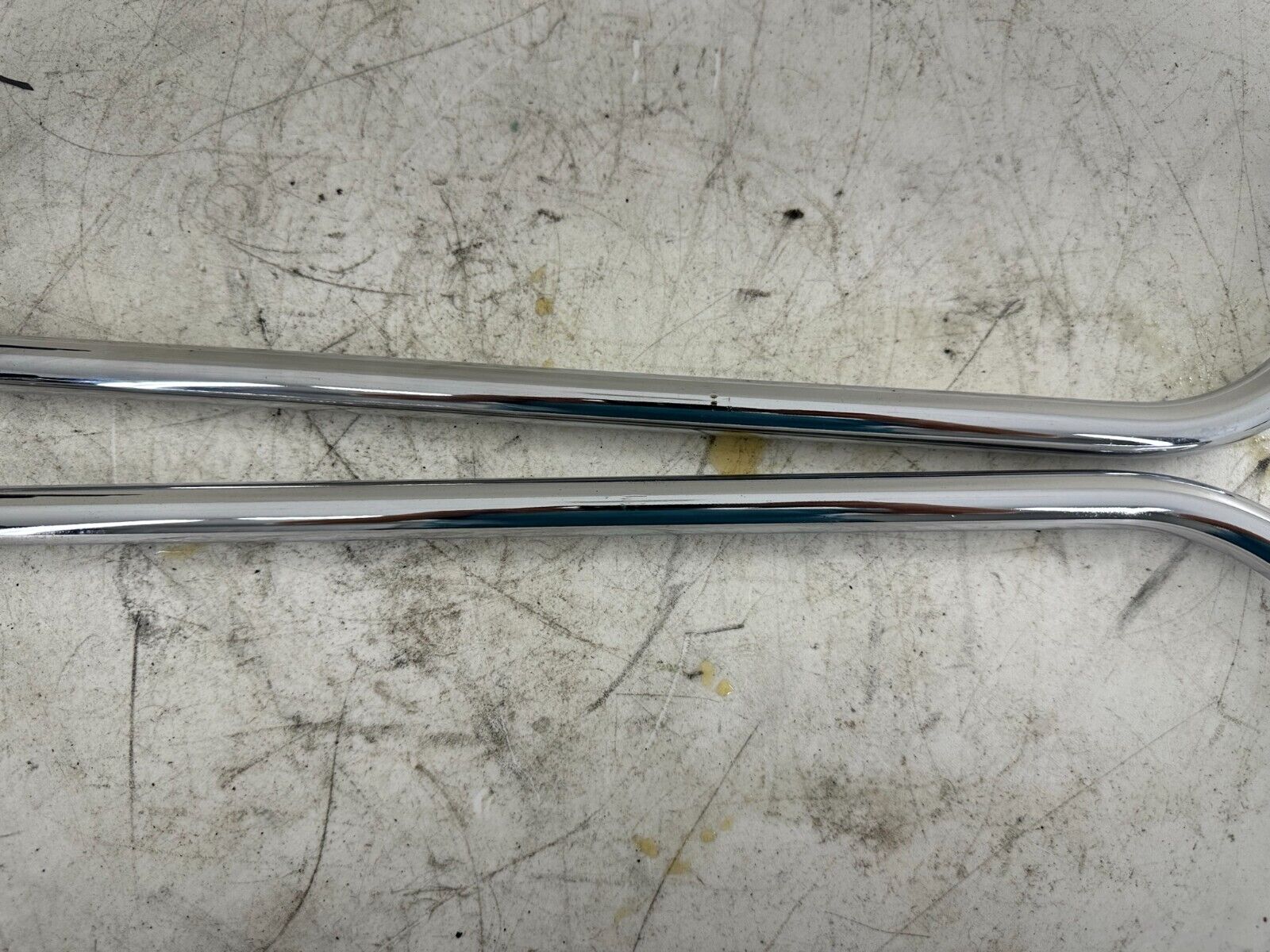 2005 HARLEY FLH ROADKING Saddlebag Lower Chrome Trim Exhaust Mounting Bracket