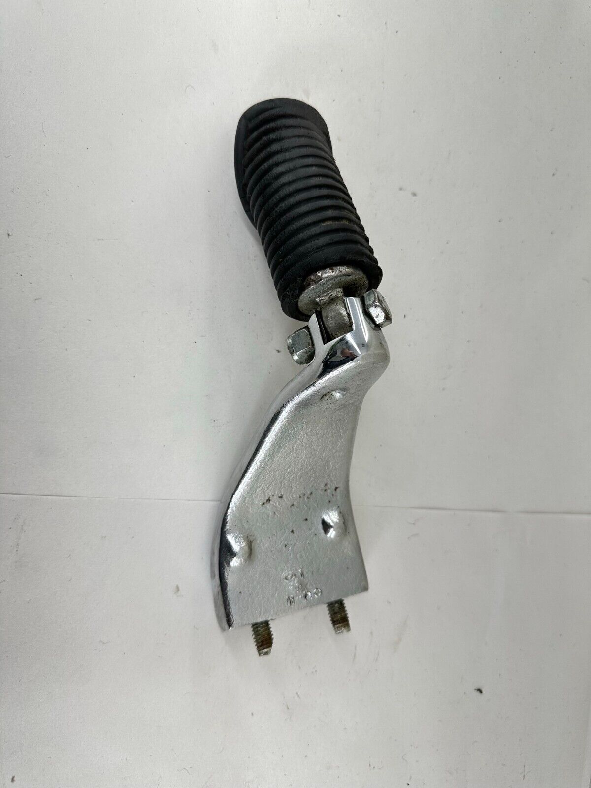 1996 HARLEY DAVIDSON DYNA MID CONTROL LEFT SIDE FOOT PEG & MOUNTING BRACKET