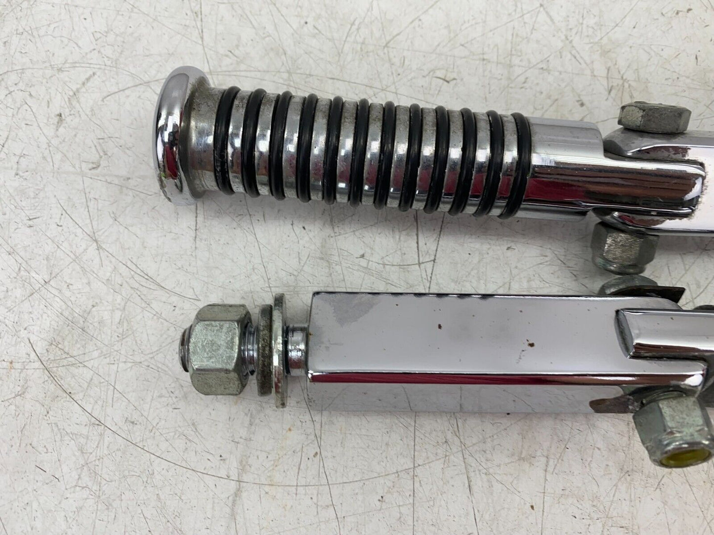1998 HARLEY DAVIDSON DYNA CHROME HIGHWAY BAR PEGS & MOUNTING BRACKET