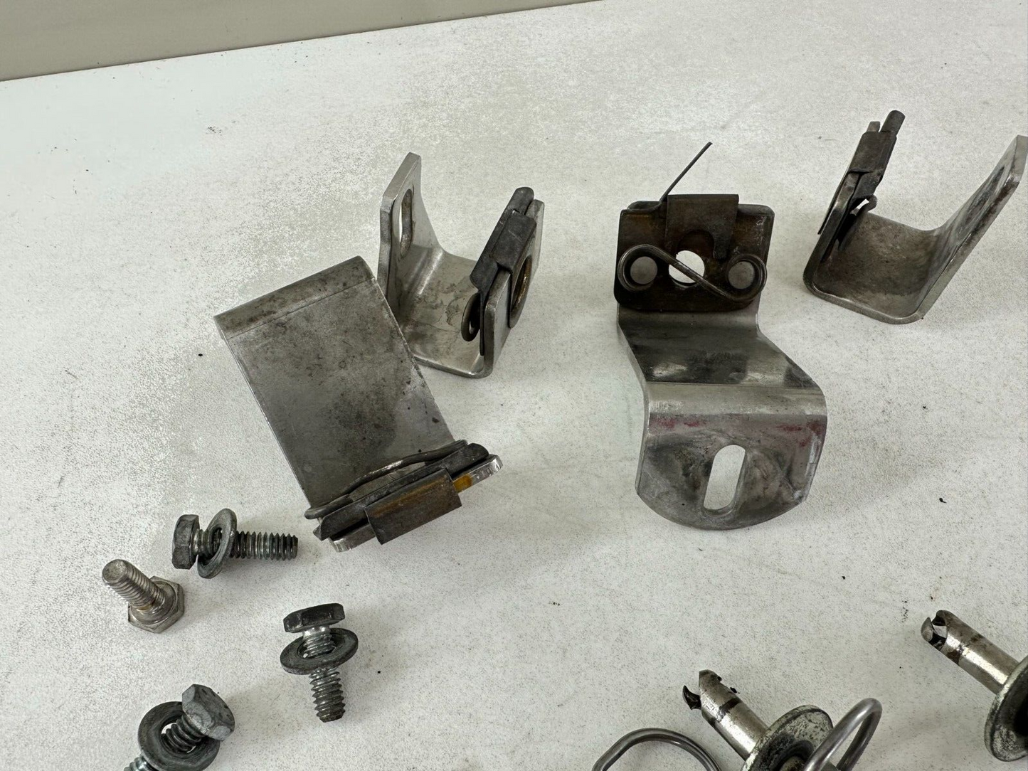 2004 HARLEY FLH ELECTRA GLIDE Saddlebag Mounting Hardware Pins Bracket
