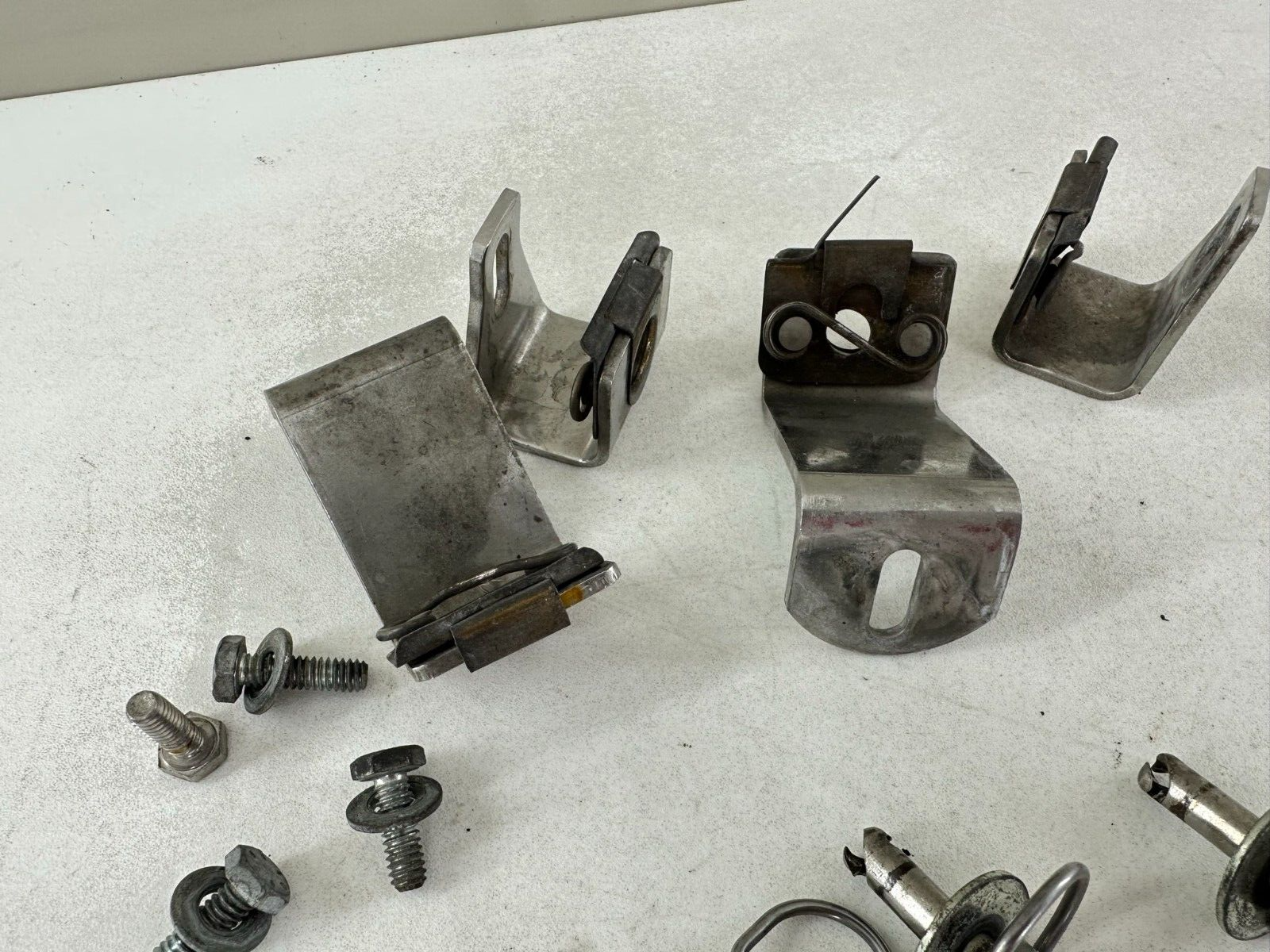 2004 HARLEY FLH ELECTRA GLIDE Saddlebag Mounting Hardware Pins Bracket