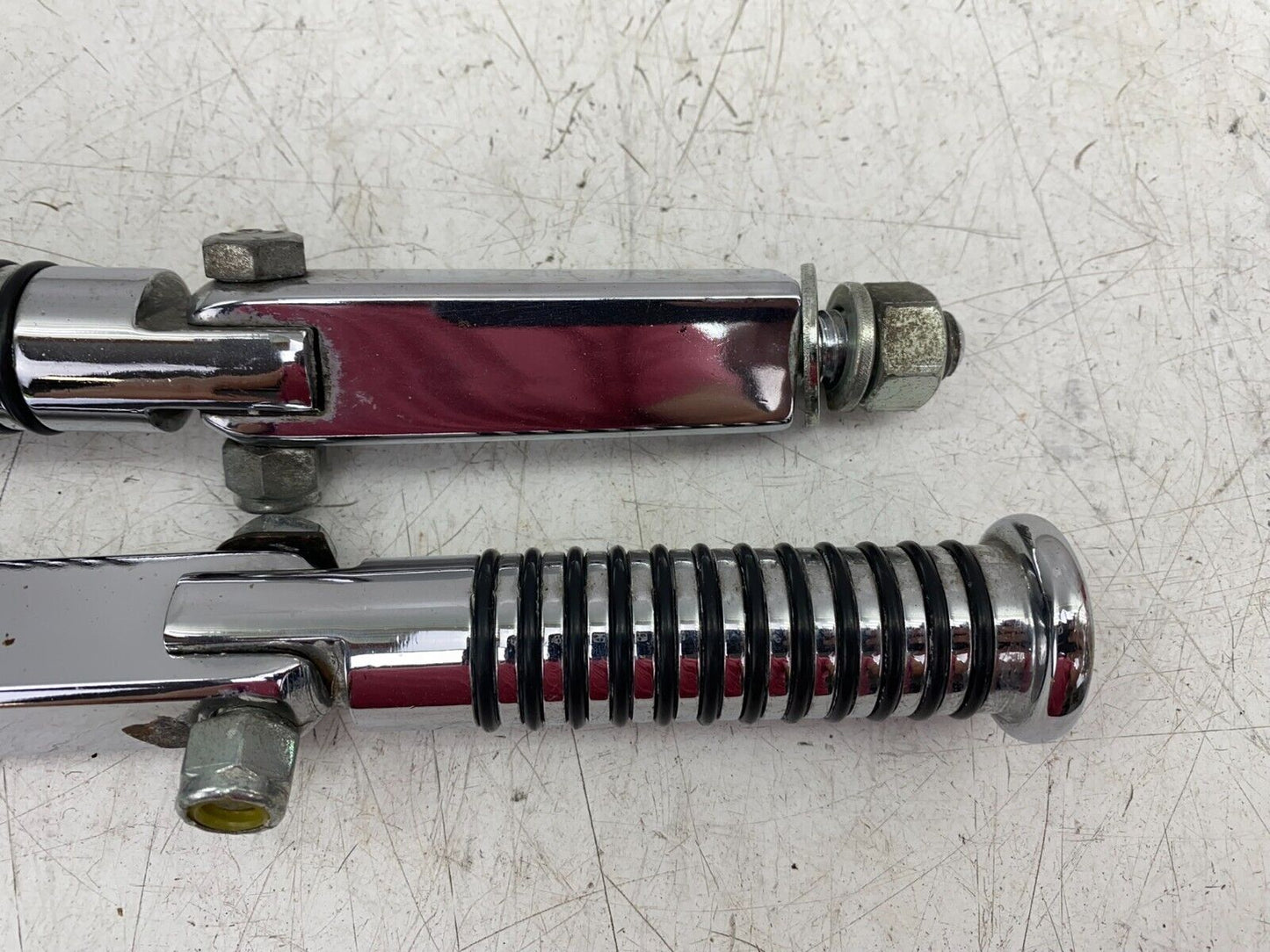 1998 HARLEY DAVIDSON DYNA CHROME HIGHWAY BAR PEGS & MOUNTING BRACKET