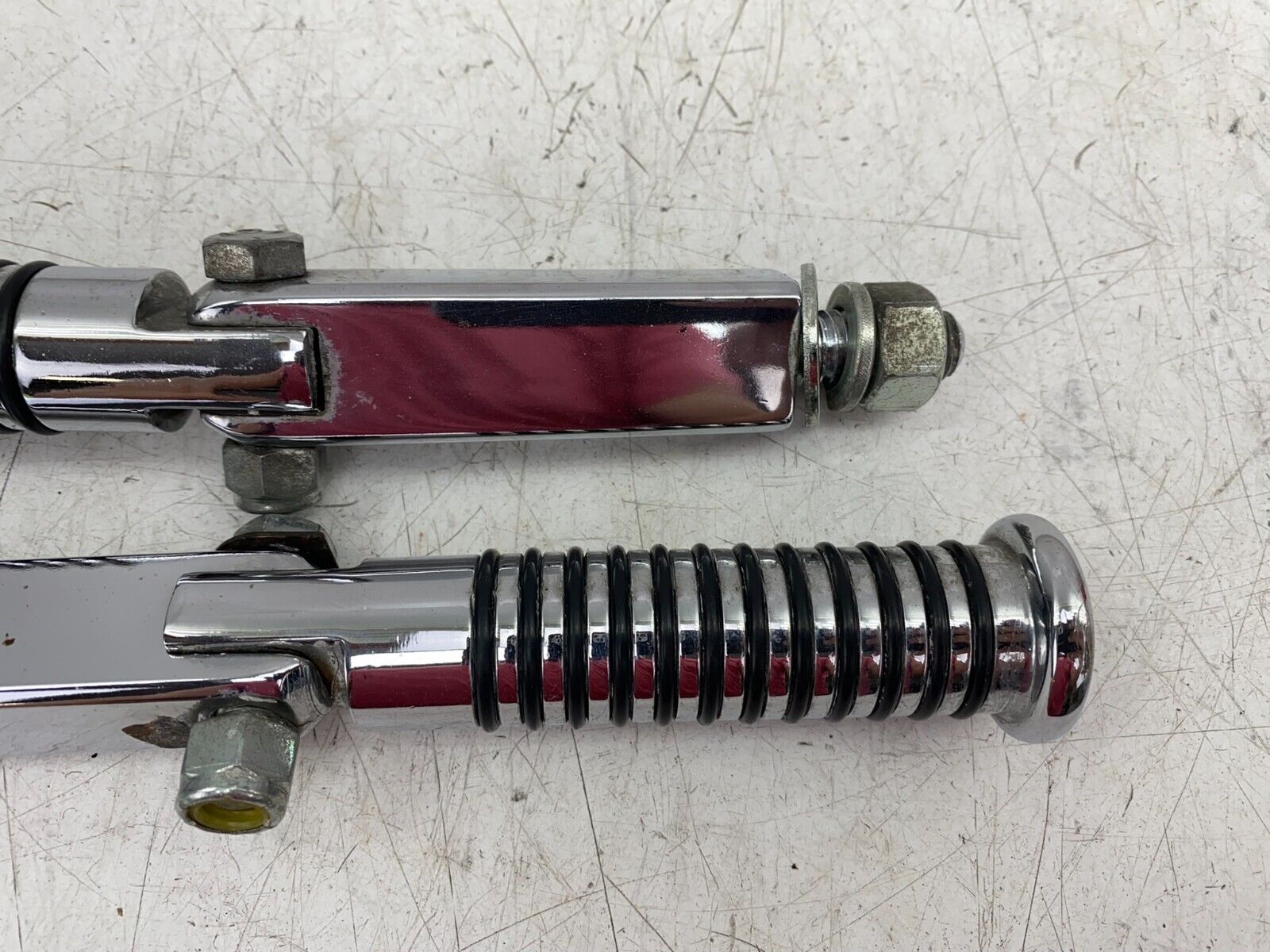 1998 HARLEY DAVIDSON DYNA CHROME HIGHWAY BAR PEGS & MOUNTING BRACKET