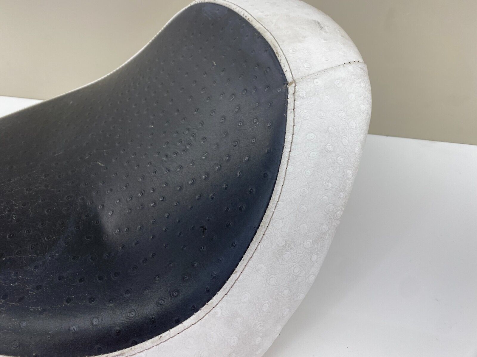 06-17 SUZUKI BOULEVARD M109R VZR1800 Front Drivers Seat Saddle White Black