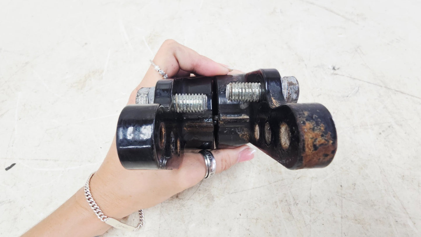 1996 HARLEY FLH ELECTRA GLIDE Rear Swingarm Arm Passenger Floorboard MTG Bracket