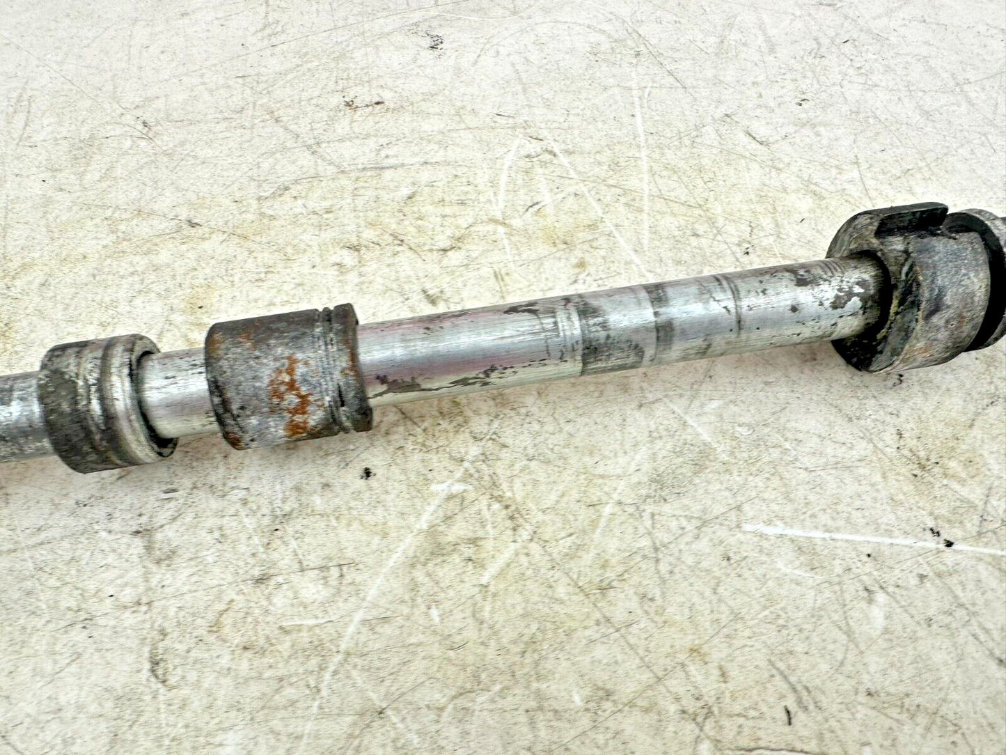 1999 HARLEY SOFTAIL OEM HD genuine Swingarm Rear Axle + Spacers