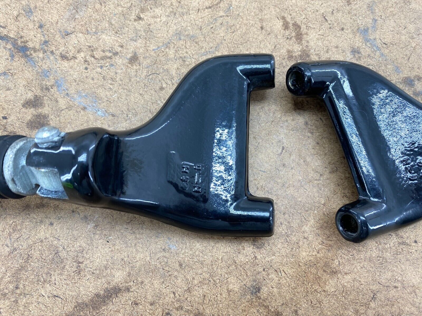 2005 HARLEY SPORTSTER XLC Passenger Foot Pegs Pedal Mounting Bracket