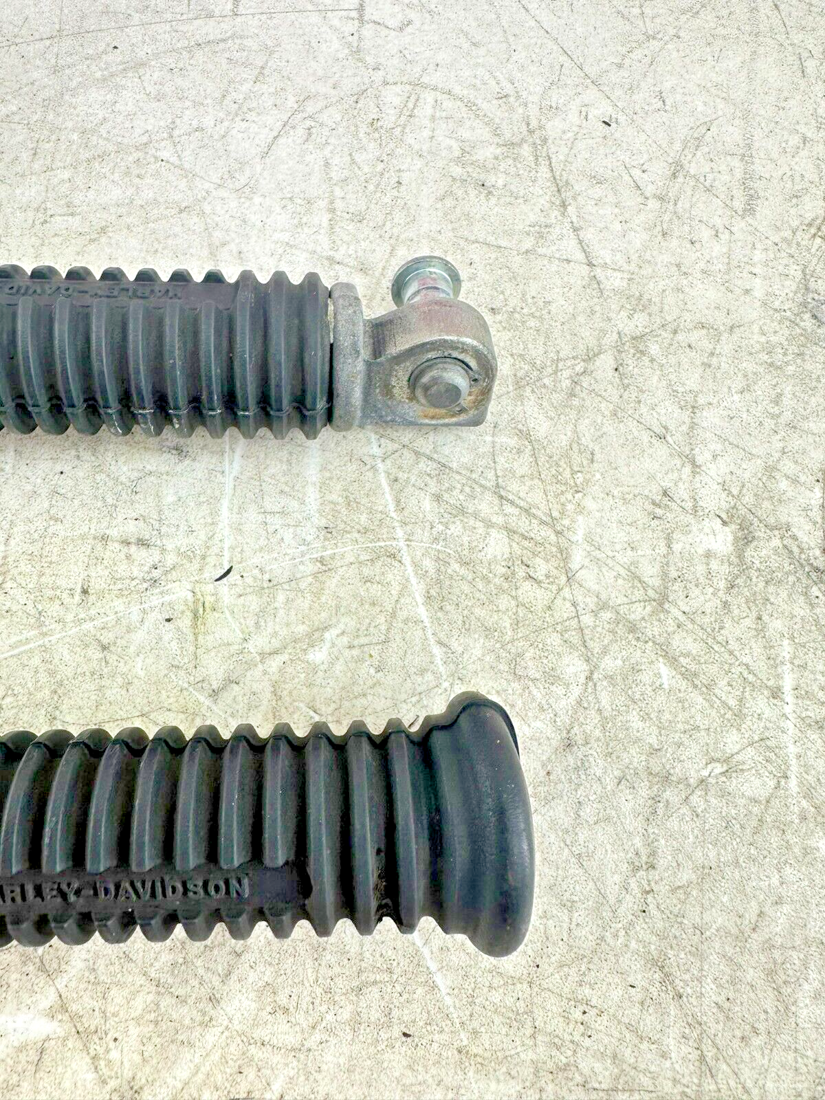 2006 HARLEY SOFTAIL DELUXE OEM HD Passenger Foot Pegs