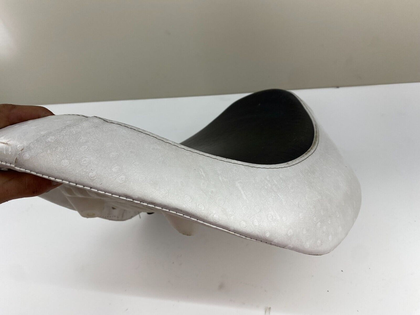 06-17 SUZUKI BOULEVARD M109R VZR1800 Front Drivers Seat Saddle White Black