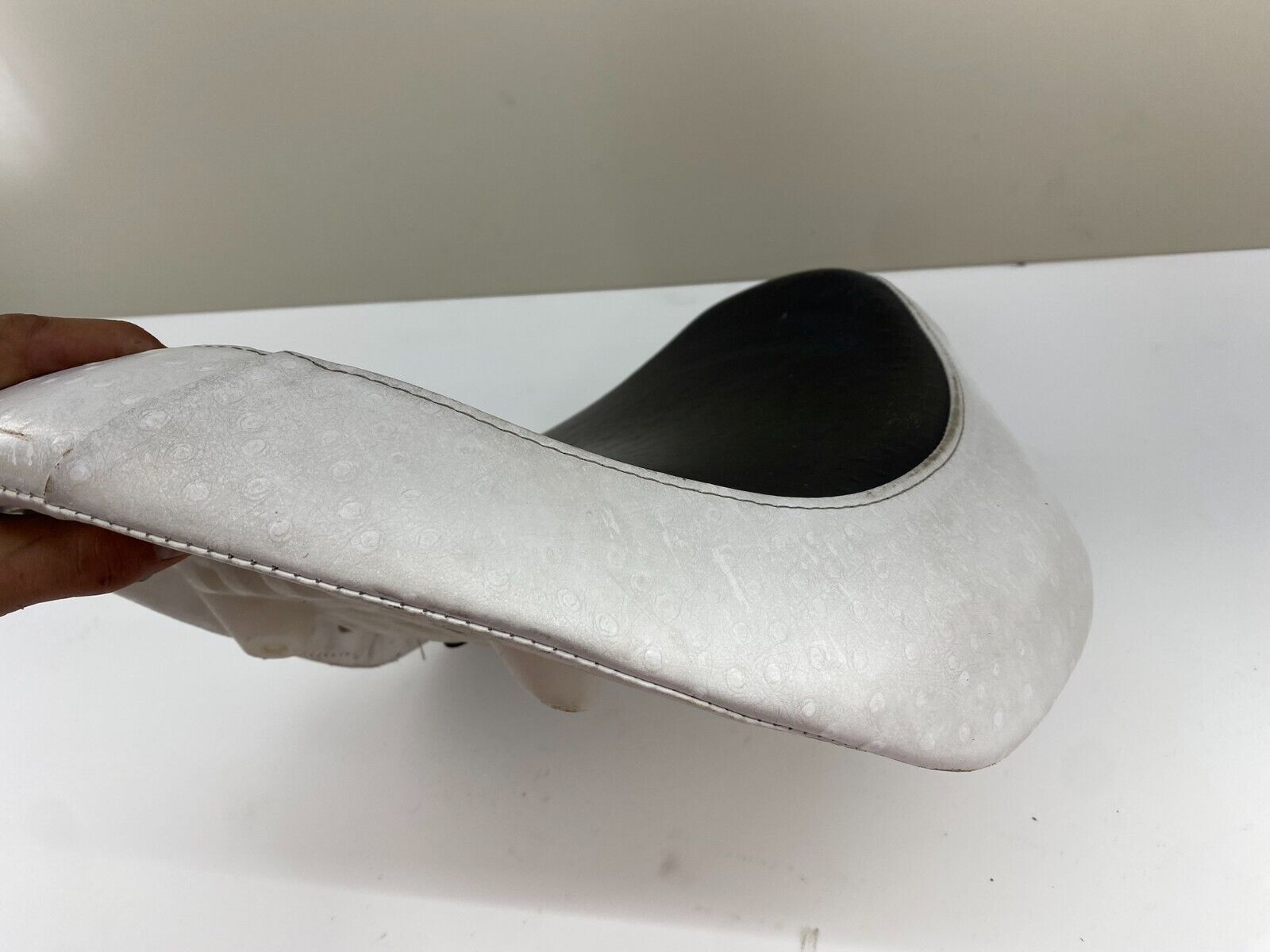 06-17 SUZUKI BOULEVARD M109R VZR1800 Front Drivers Seat Saddle White Black